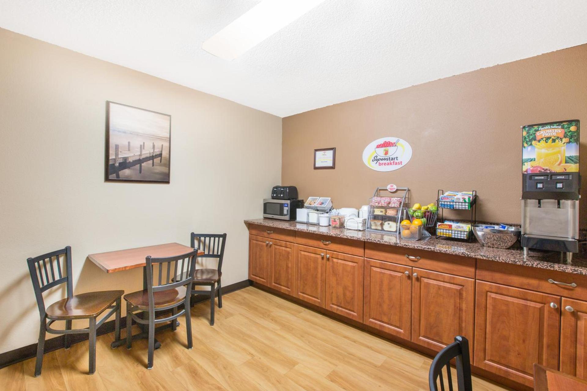 Super 8 by Wyndham Fairmont photo 23