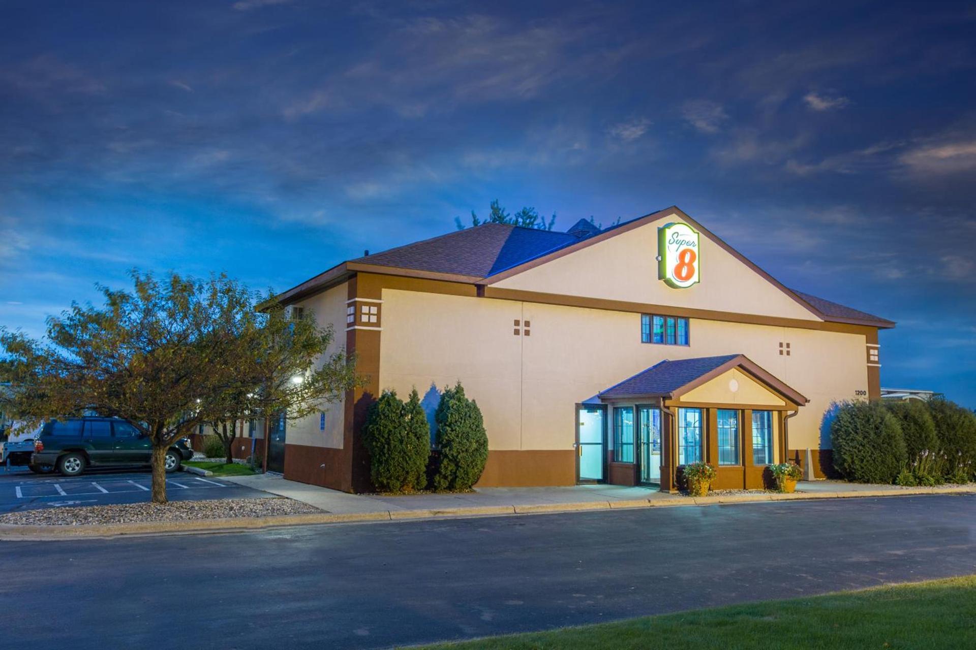 Super 8 by Wyndham Fairmont photo 21