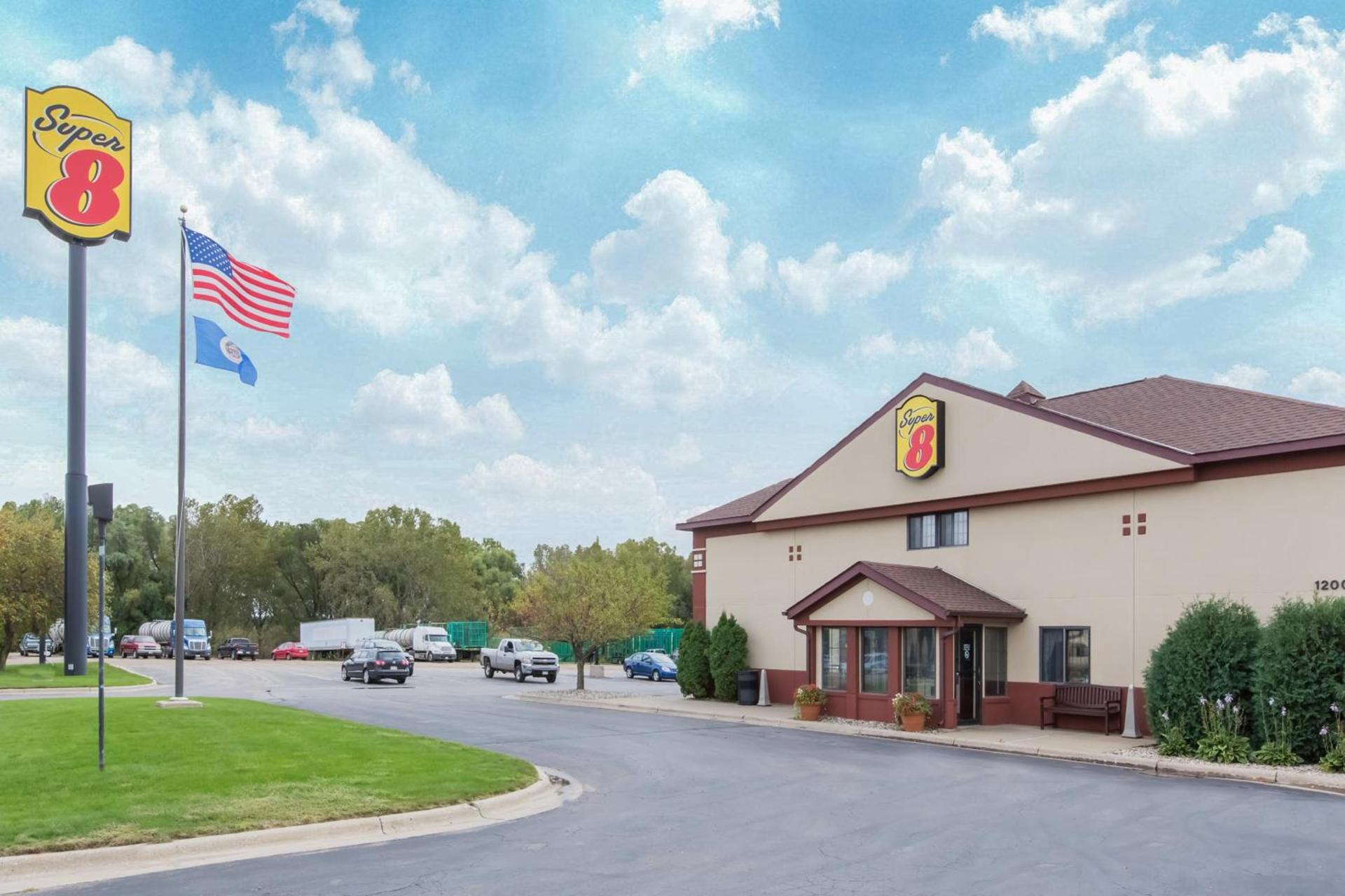 Super 8 by Wyndham Fairmont photo 20