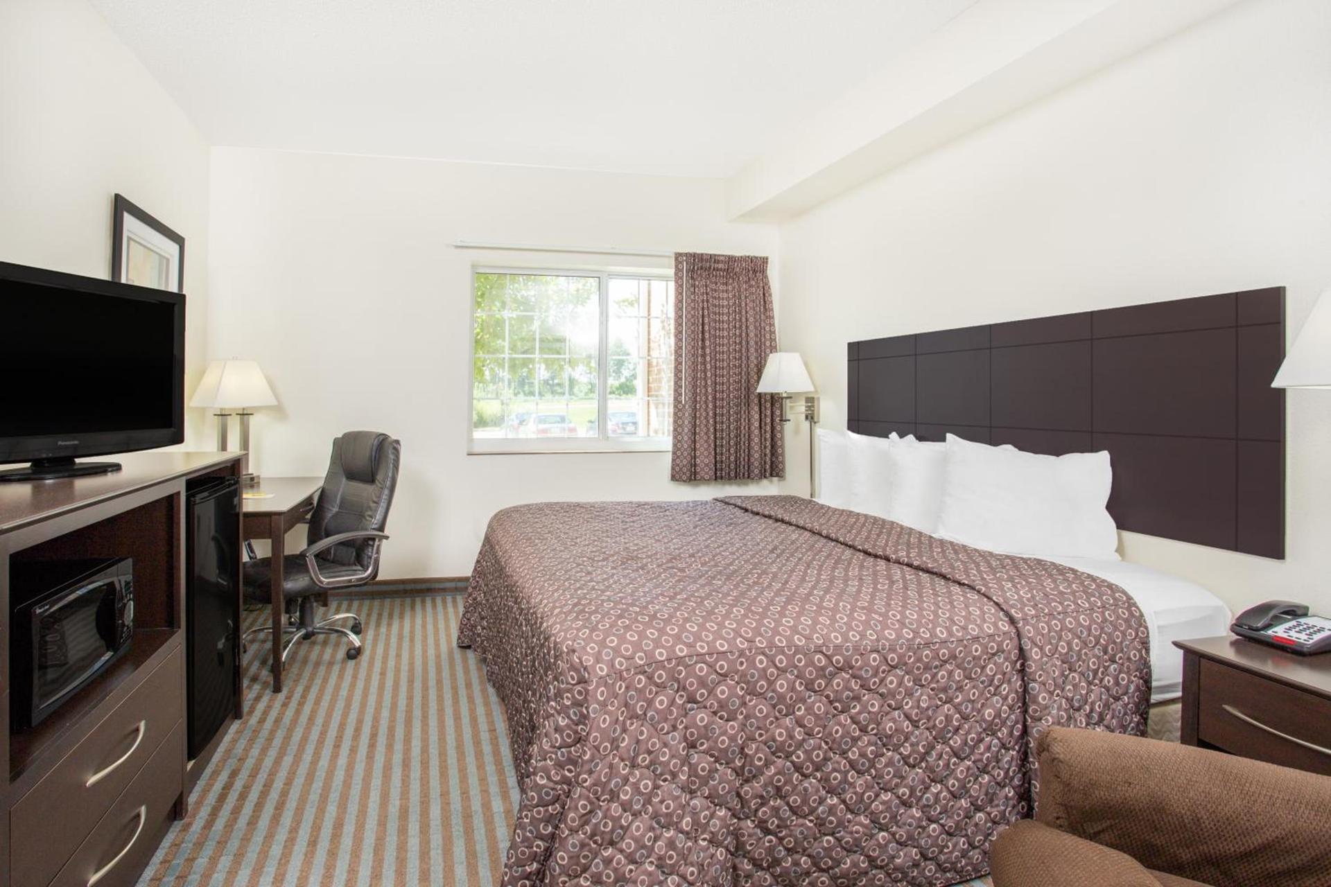 Super 8 by Wyndham Cedar Falls photo 24