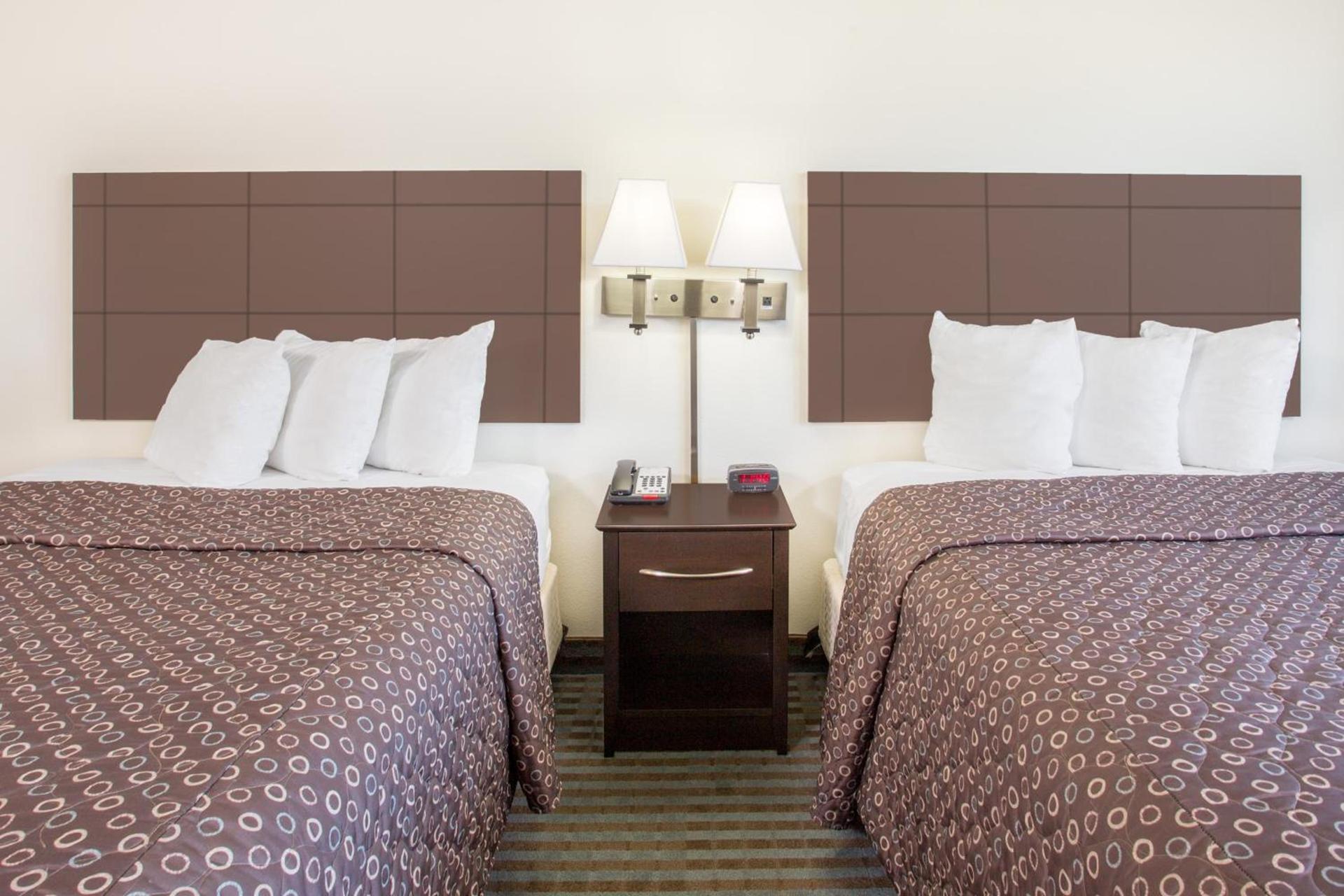 Super 8 by Wyndham Cedar Falls photo 26
