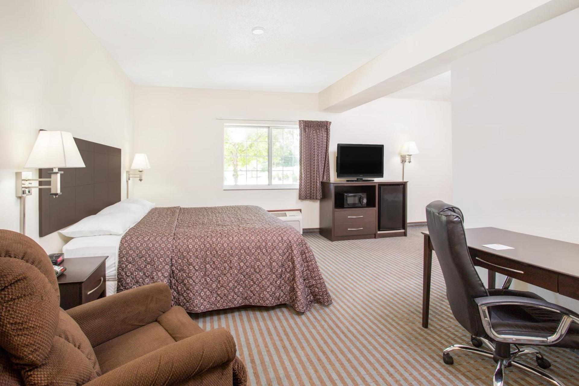 Super 8 by Wyndham Cedar Falls photo 23