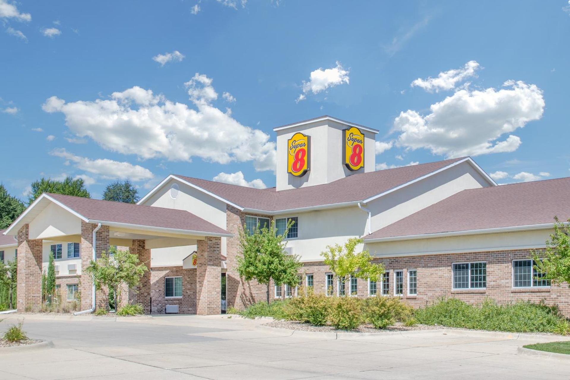Super 8 by Wyndham Cedar Falls photo 27