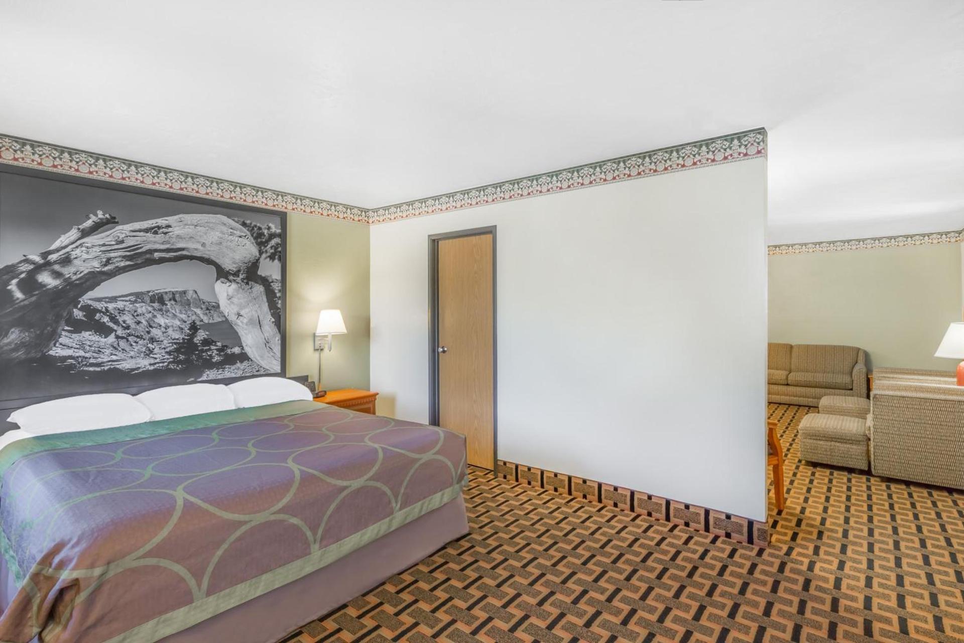 Super 8 by Wyndham Grants Pass photo 14