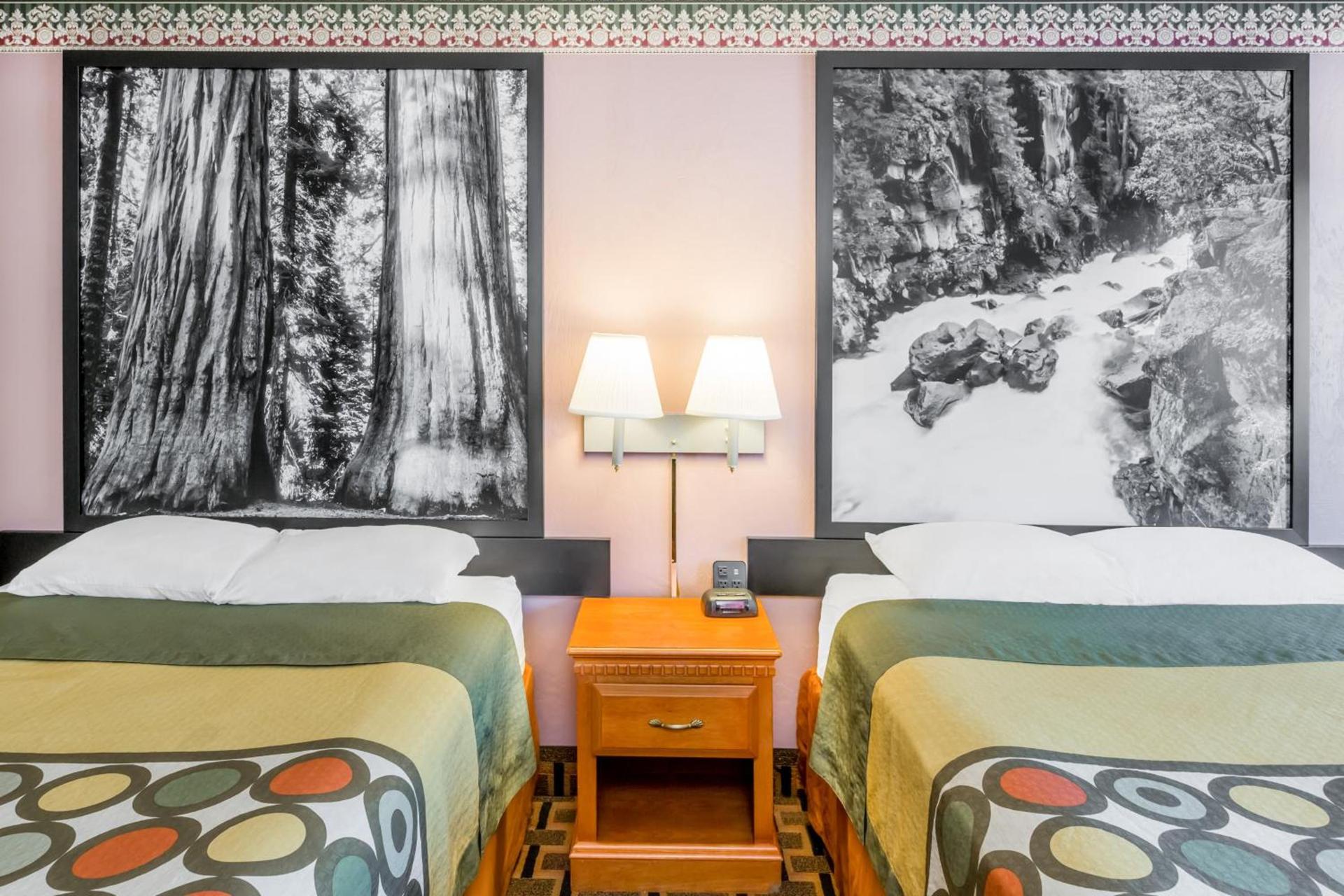 Super 8 by Wyndham Grants Pass photo 6