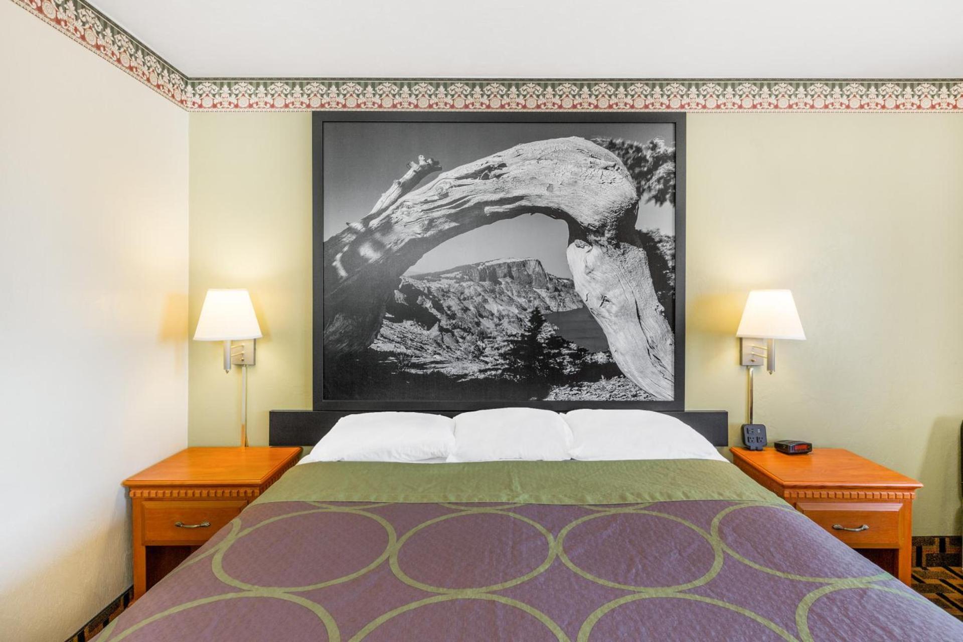 Super 8 by Wyndham Grants Pass photo 9