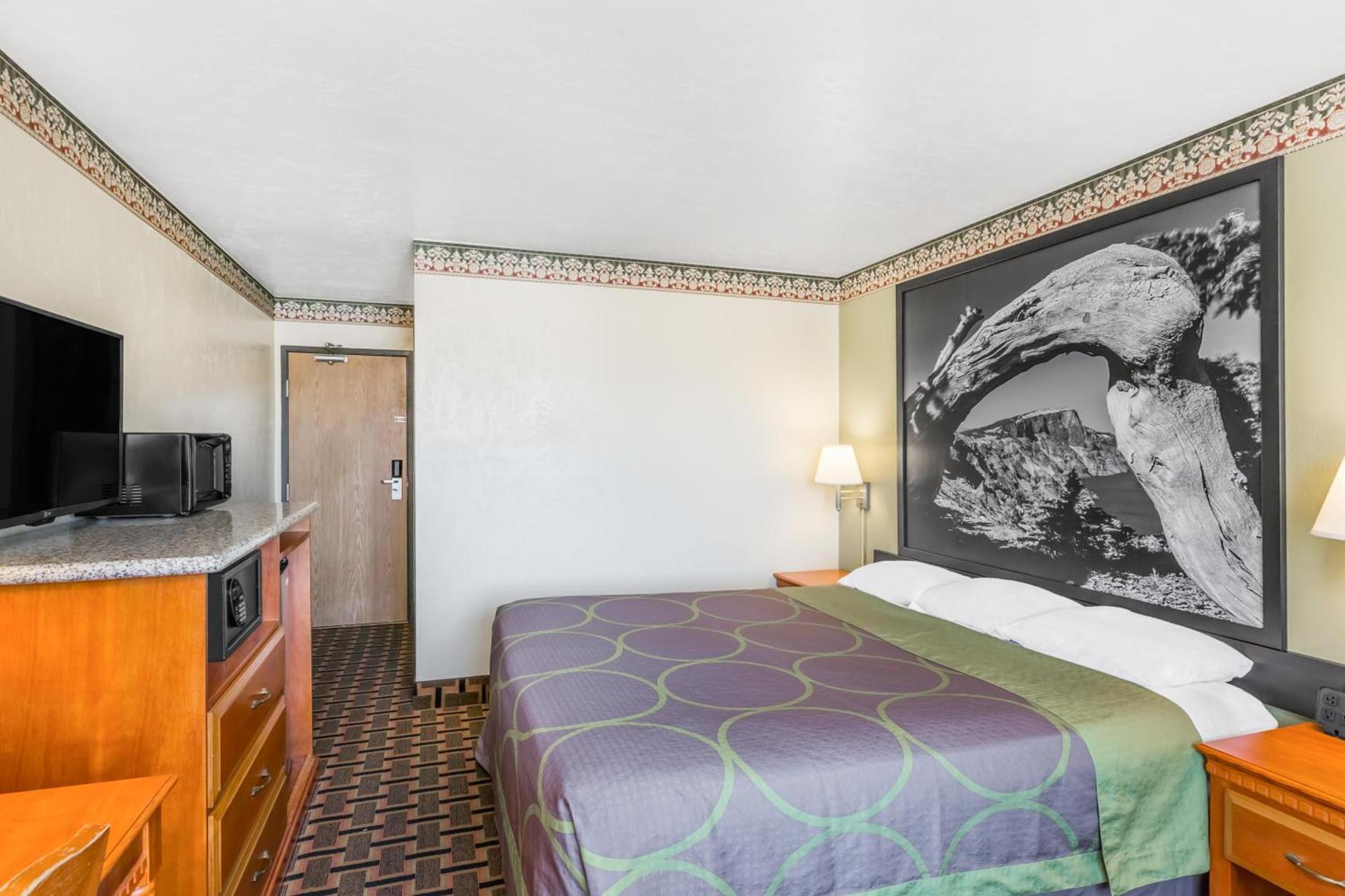 Super 8 by Wyndham Grants Pass photo 8