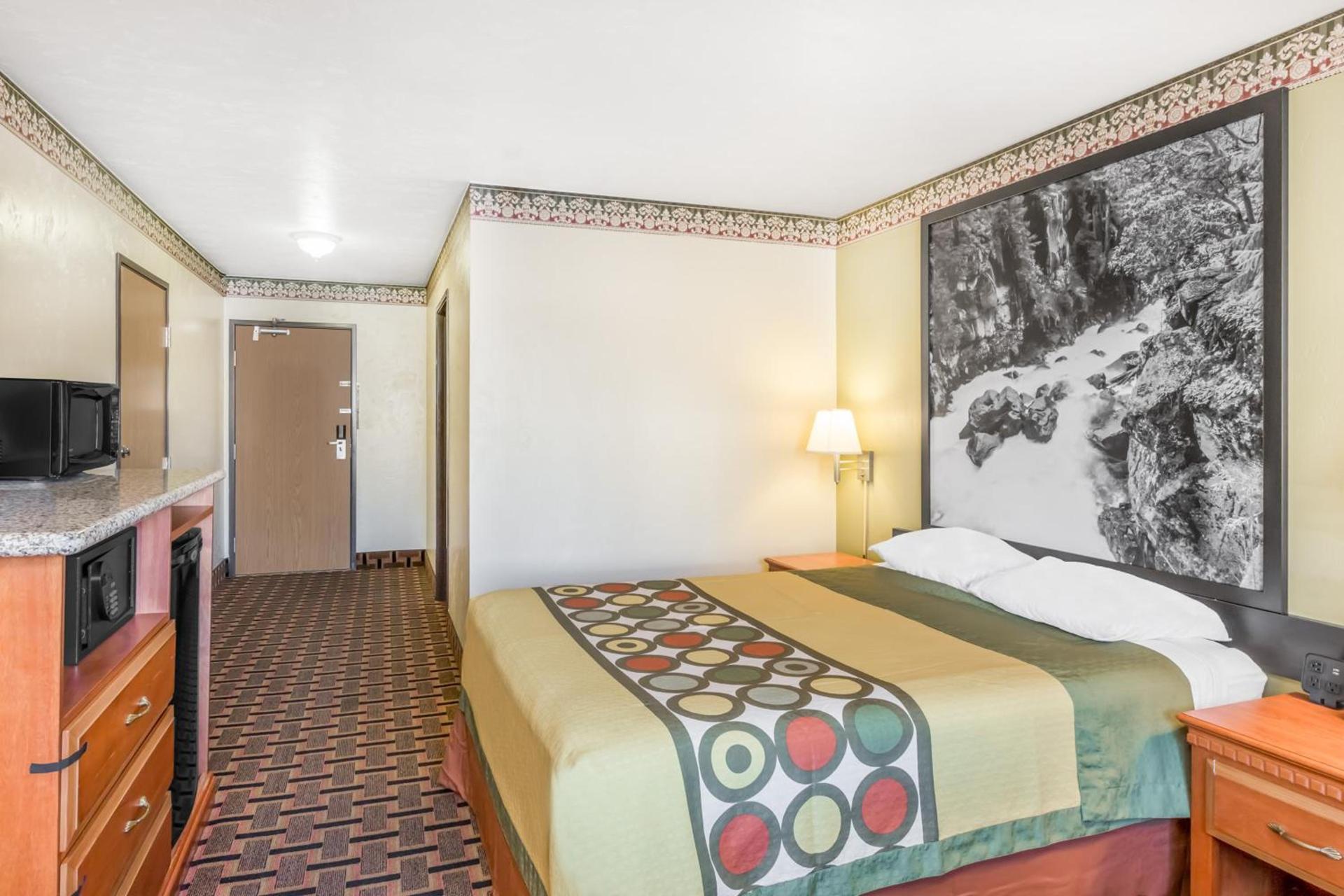 Super 8 by Wyndham Grants Pass photo 12
