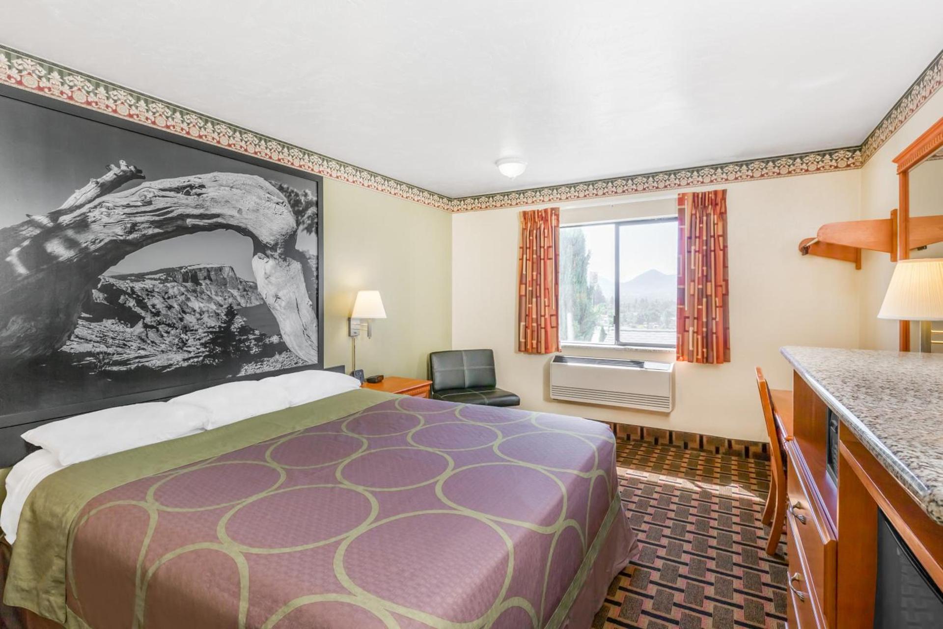 Super 8 by Wyndham Grants Pass photo 10
