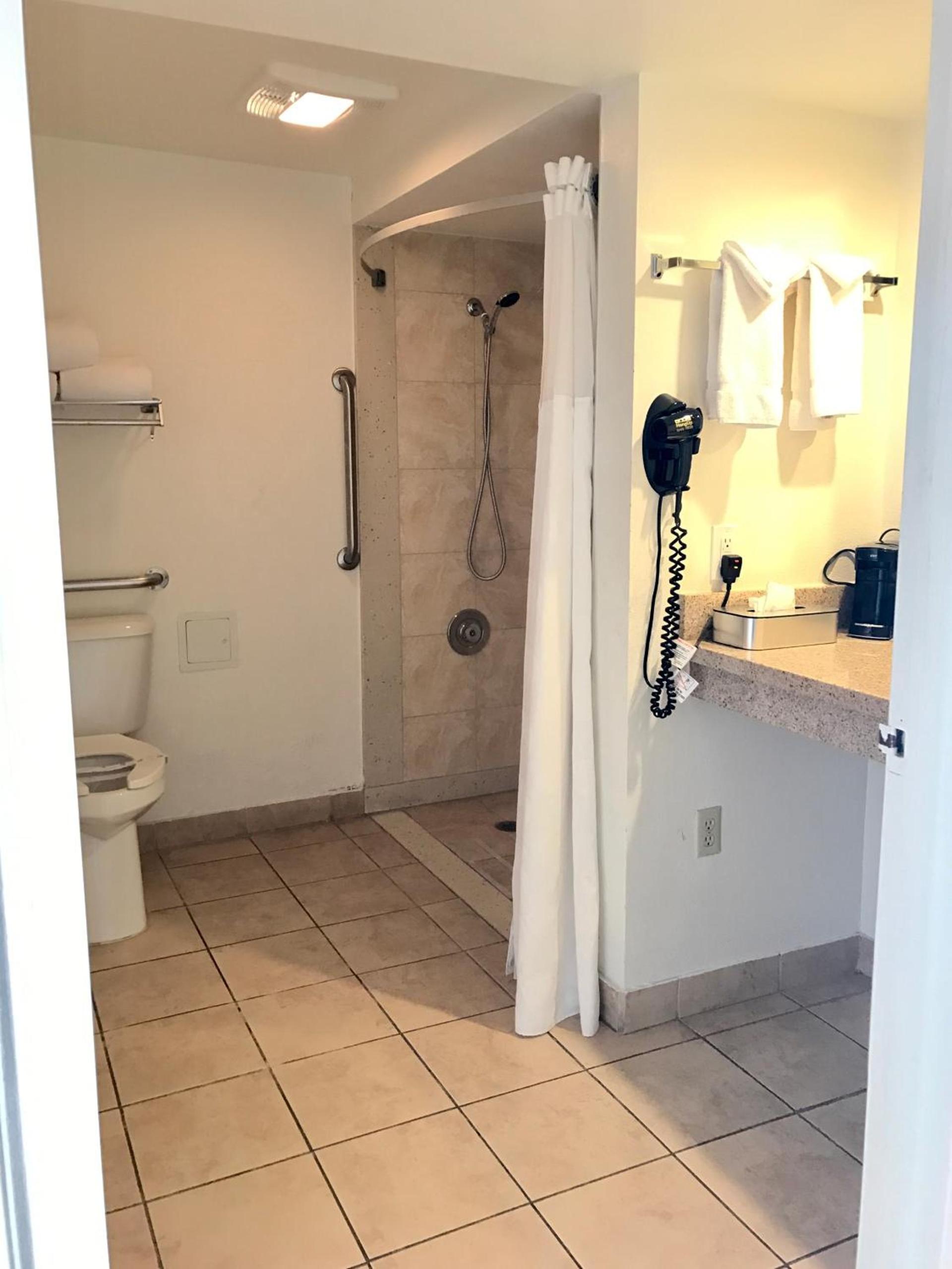 Ramada by Wyndham Torrance photo 14