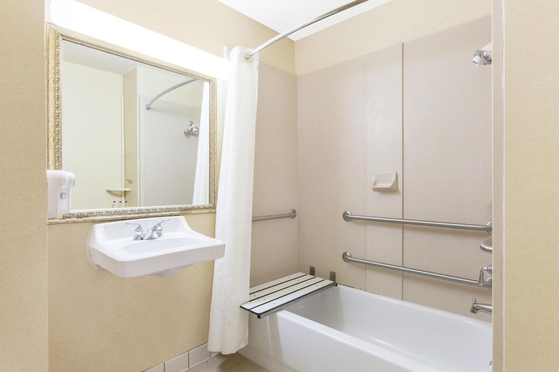 Wingate by Wyndham Bentonville photo 20