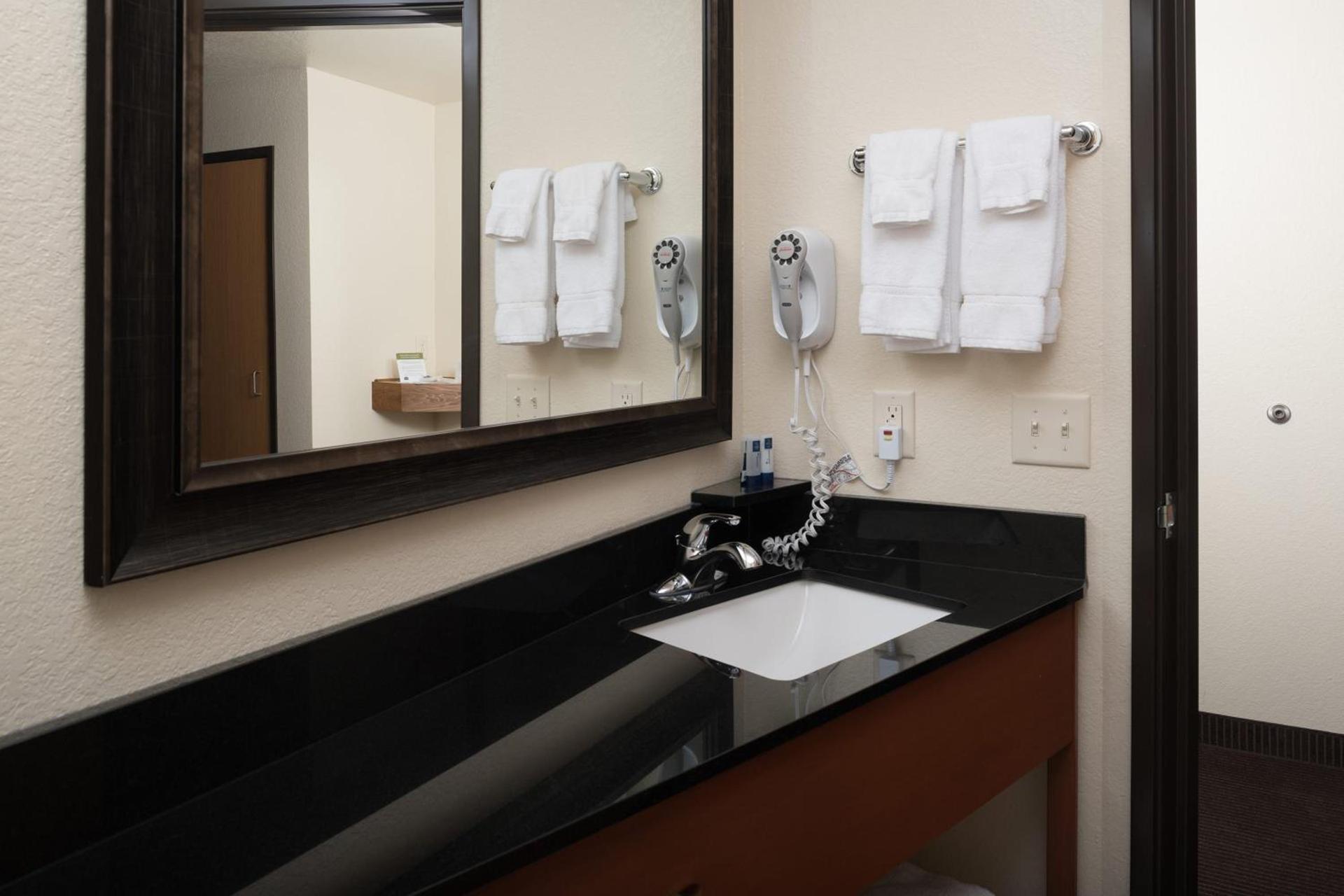 AmericInn by Wyndham Belle Fourche photo 32