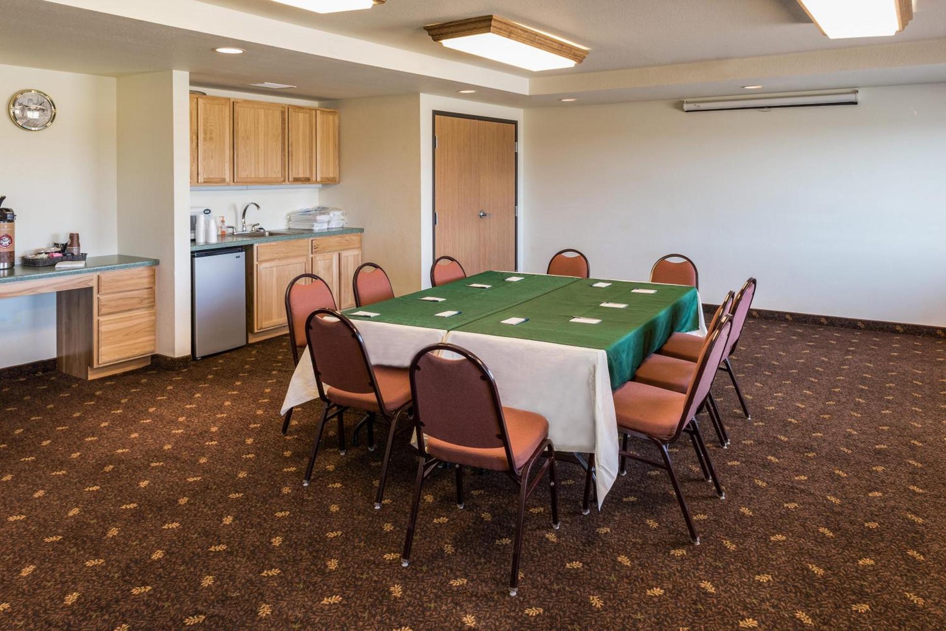 AmericInn by Wyndham Belle Fourche photo 47