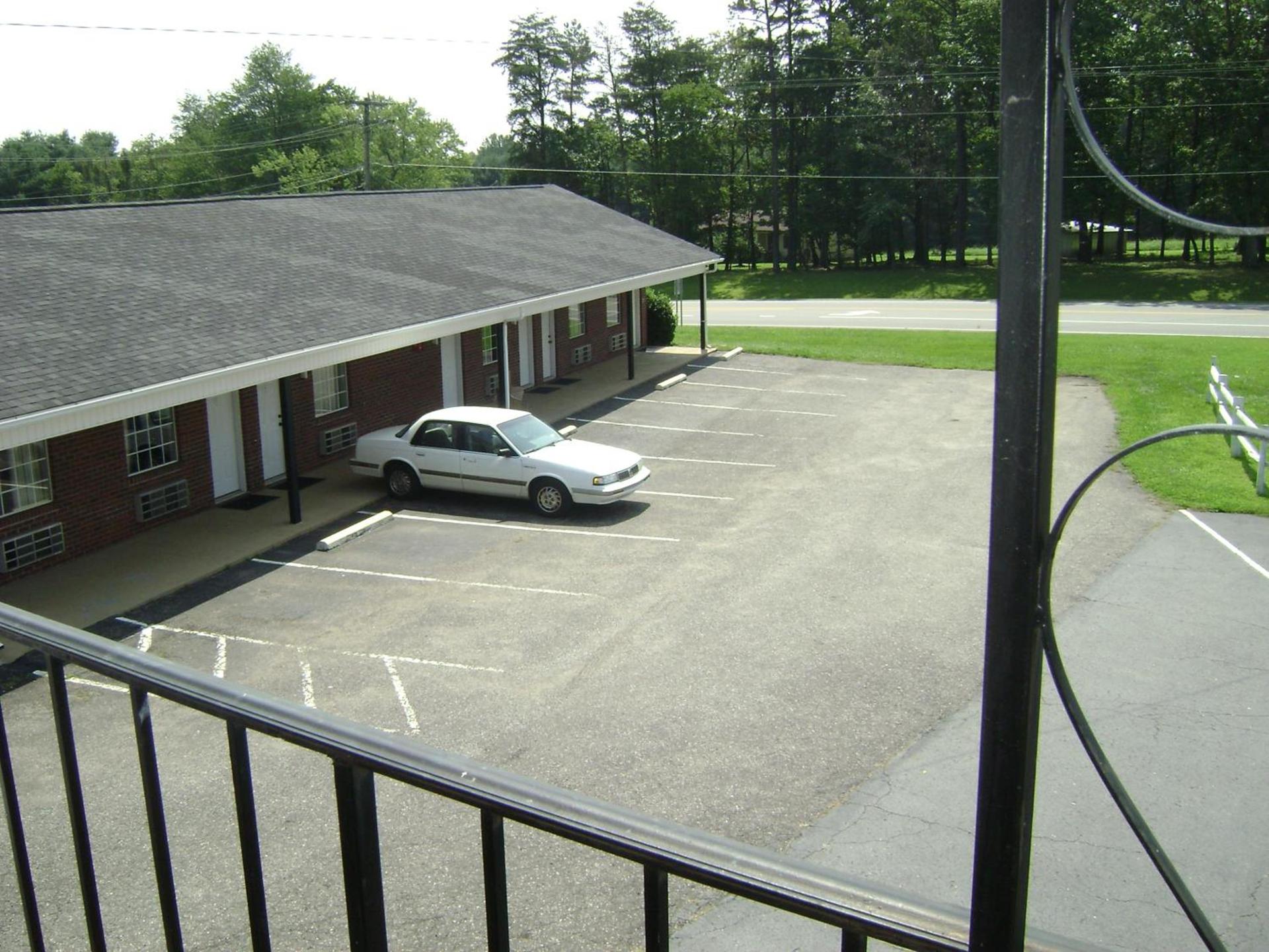 Surry Inn - Dobson - I-77 - Exit 93 photo 5
