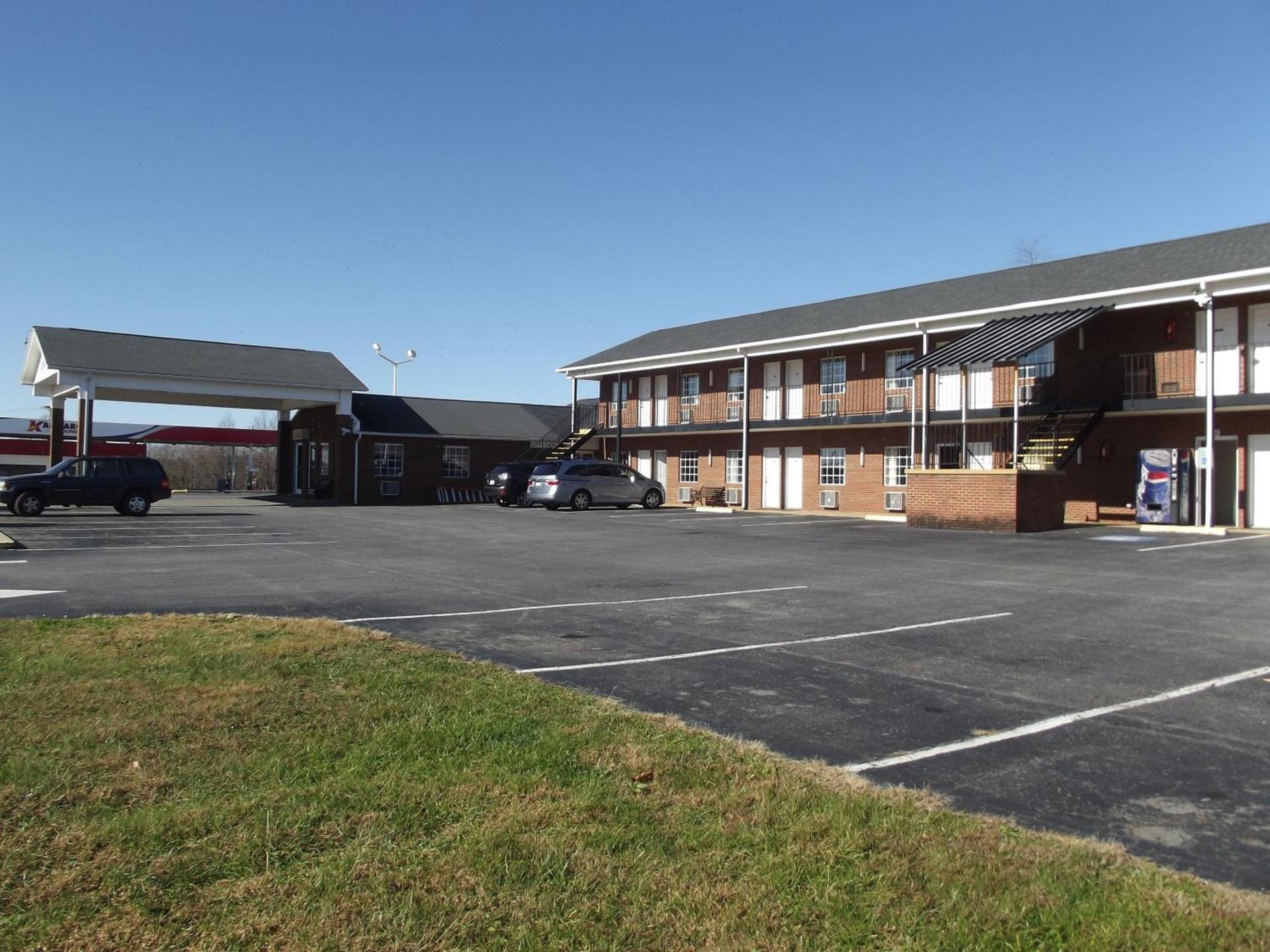 Surry Inn - Dobson - I-77 - Exit 93 photo 6