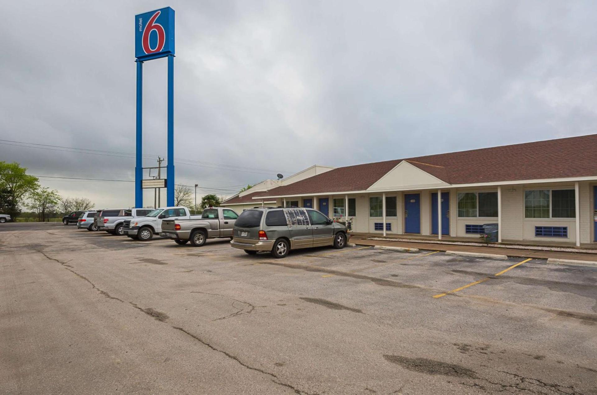 Motel 6-Madisonville, TX photo 2