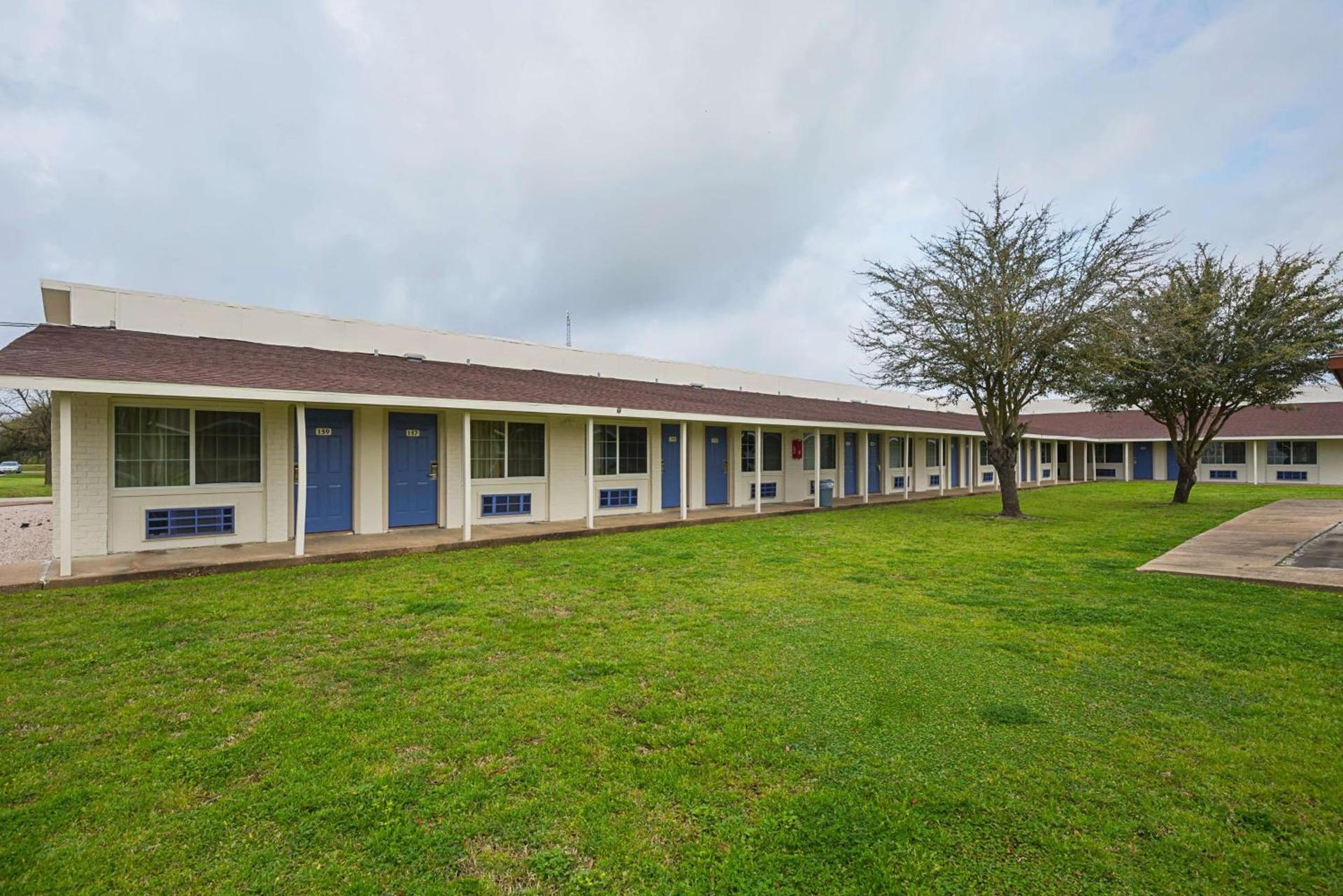 Motel 6-Madisonville, TX photo 3