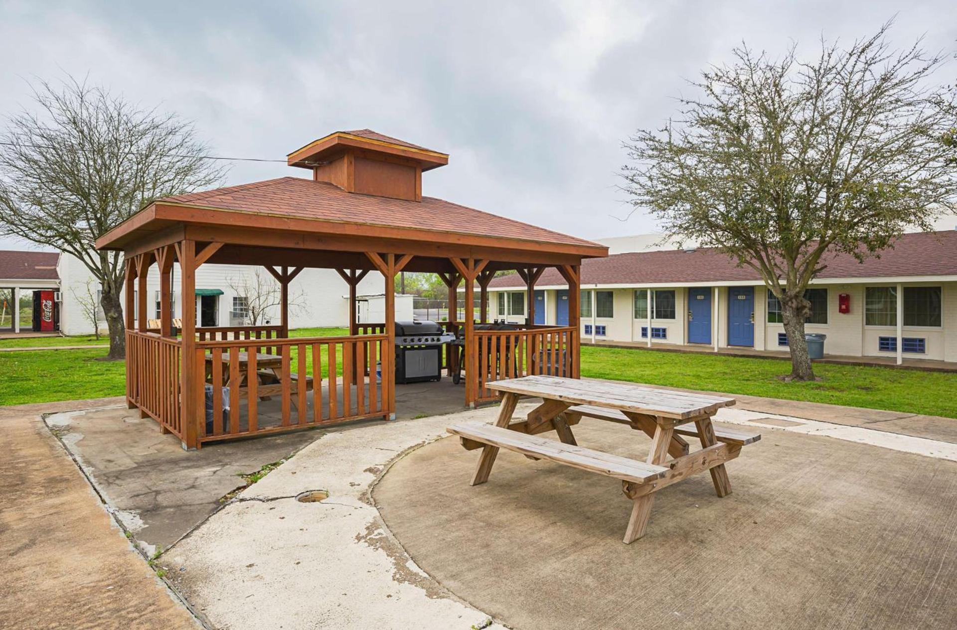 Motel 6-Madisonville, TX photo 7