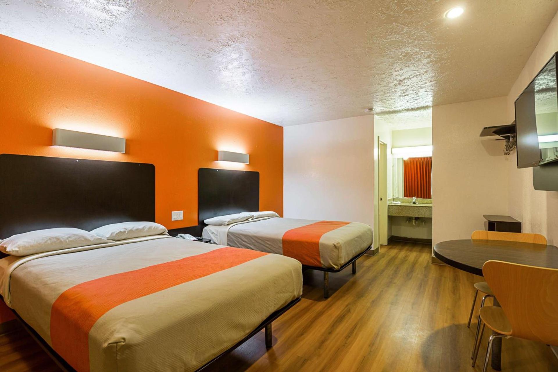 Motel 6-Madisonville, TX photo 9