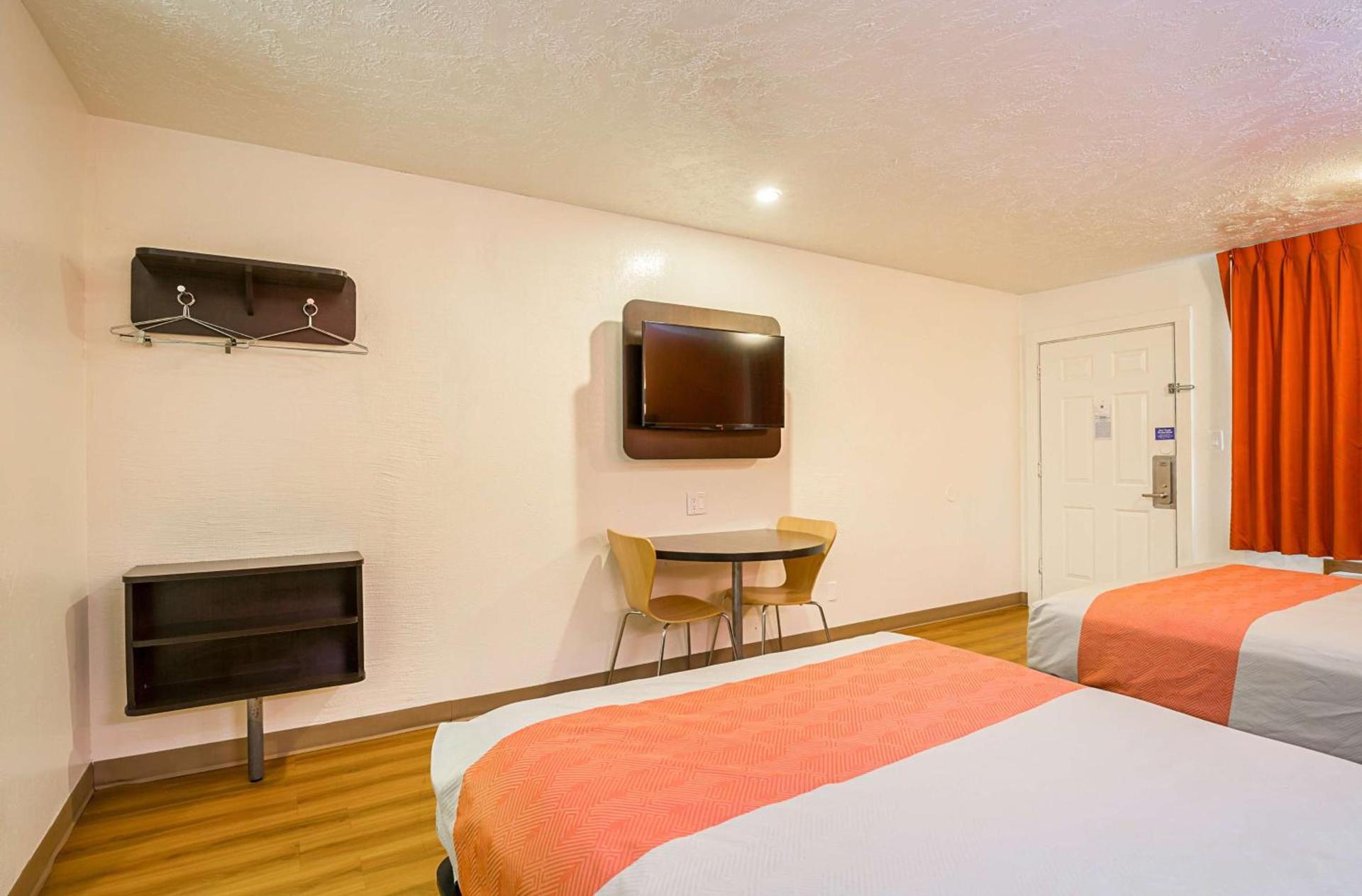 Motel 6-Madisonville, TX photo 13