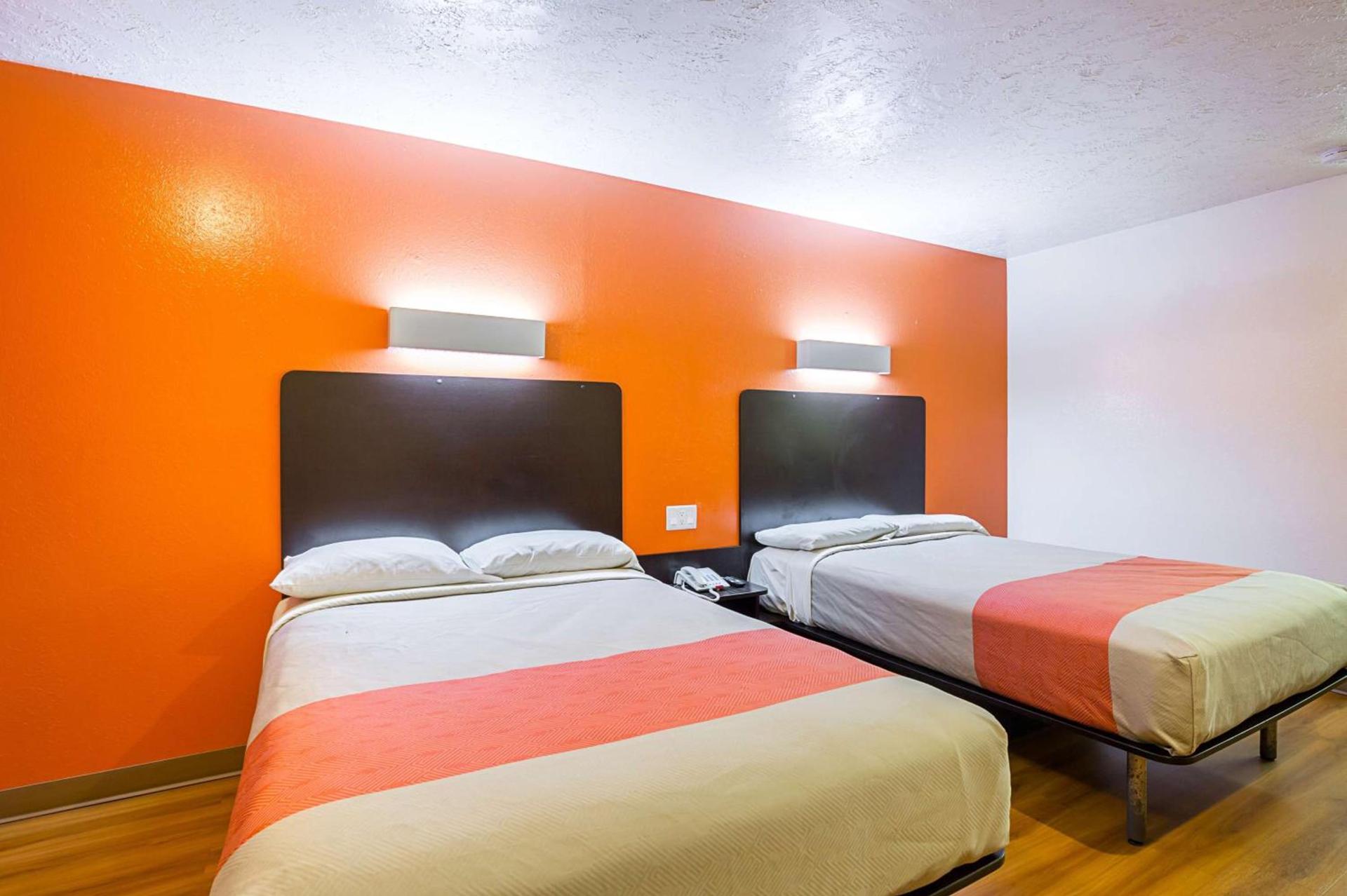 Motel 6-Madisonville, TX photo 11