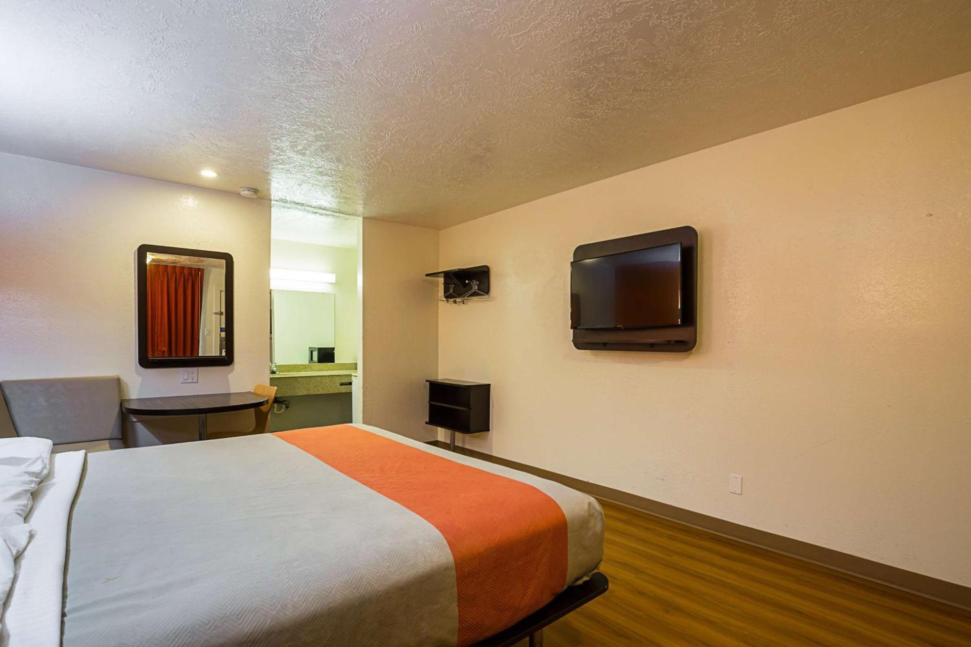 Motel 6-Madisonville, TX photo 15