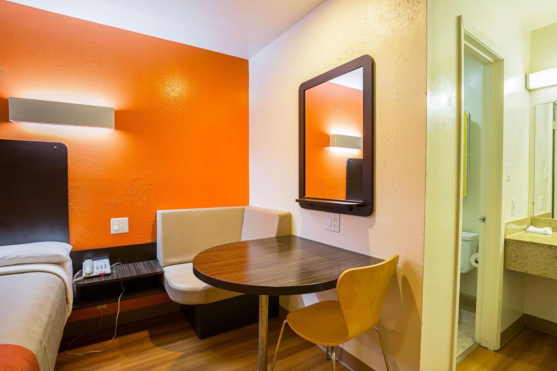 Motel 6-Madisonville, TX photo 17