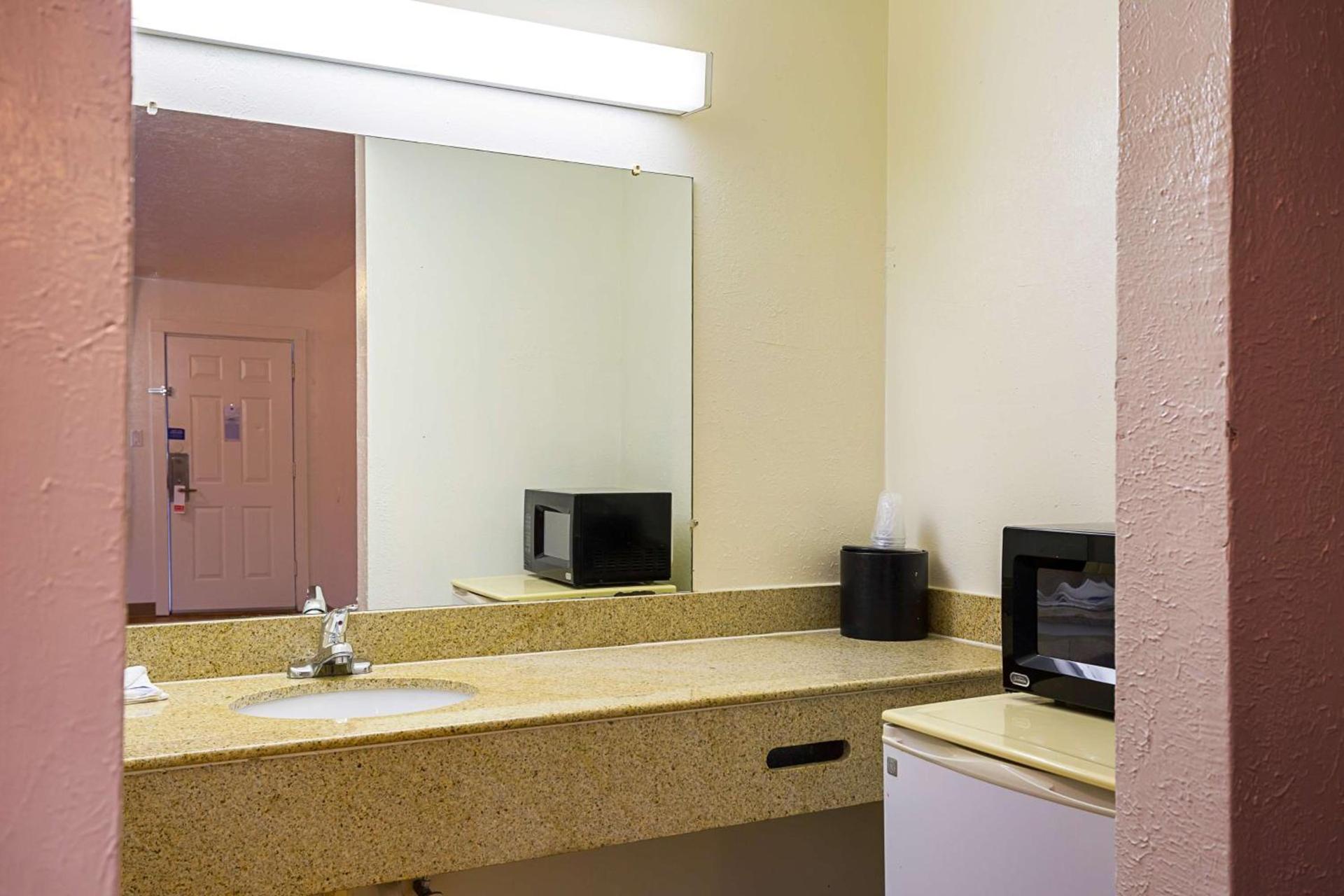 Motel 6-Madisonville, TX photo 20
