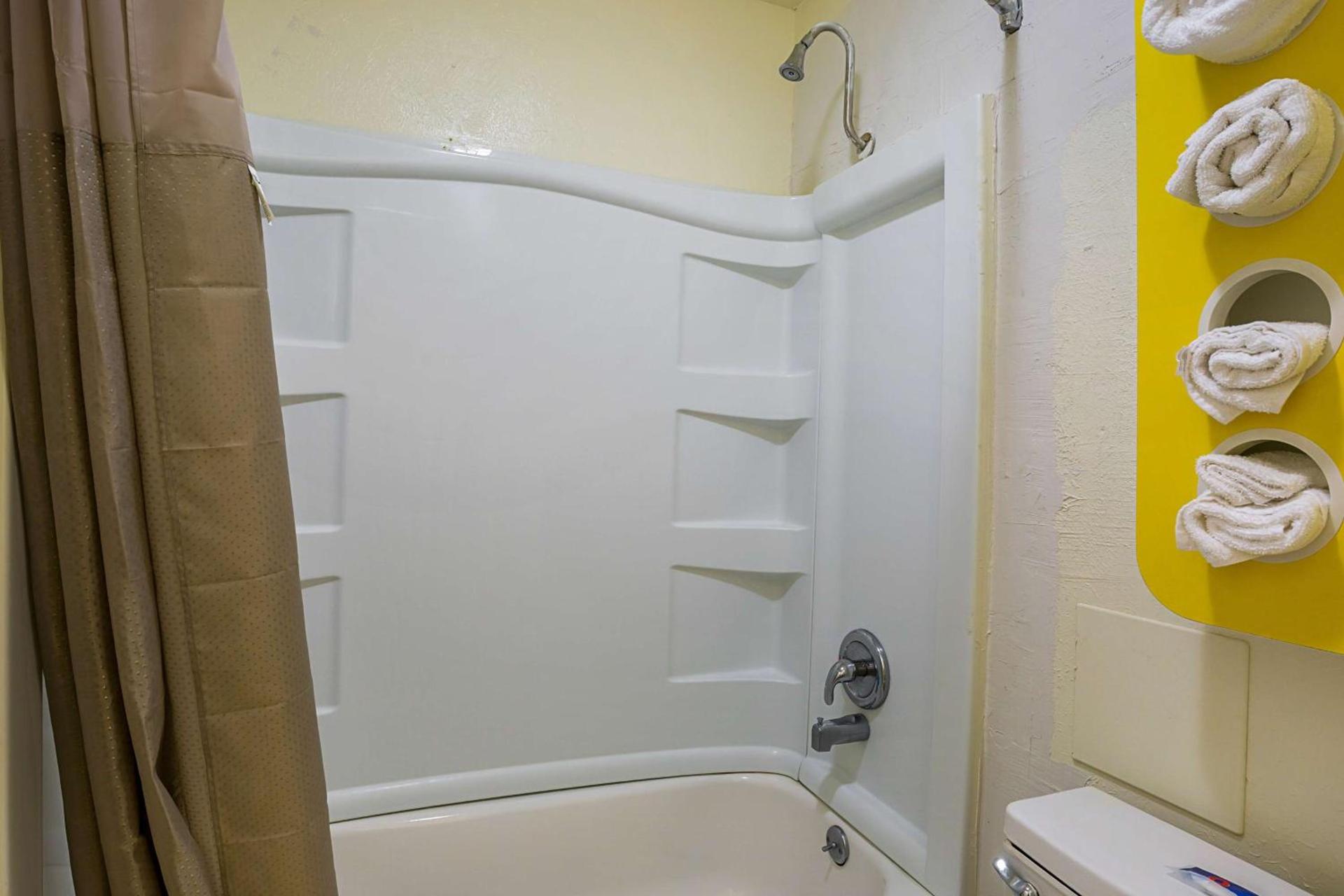Motel 6-Madisonville, TX photo 21