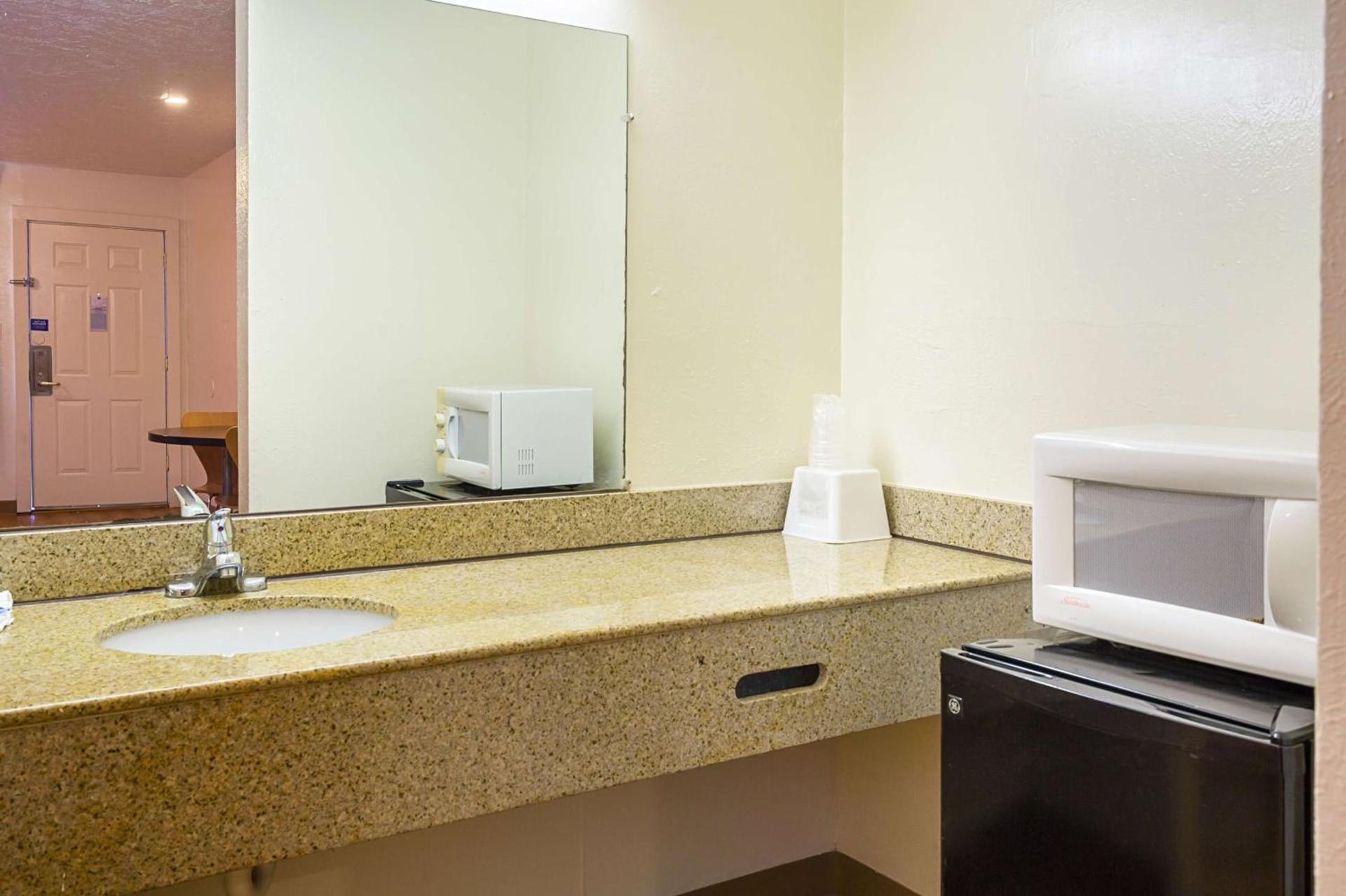 Motel 6-Madisonville, TX photo 22