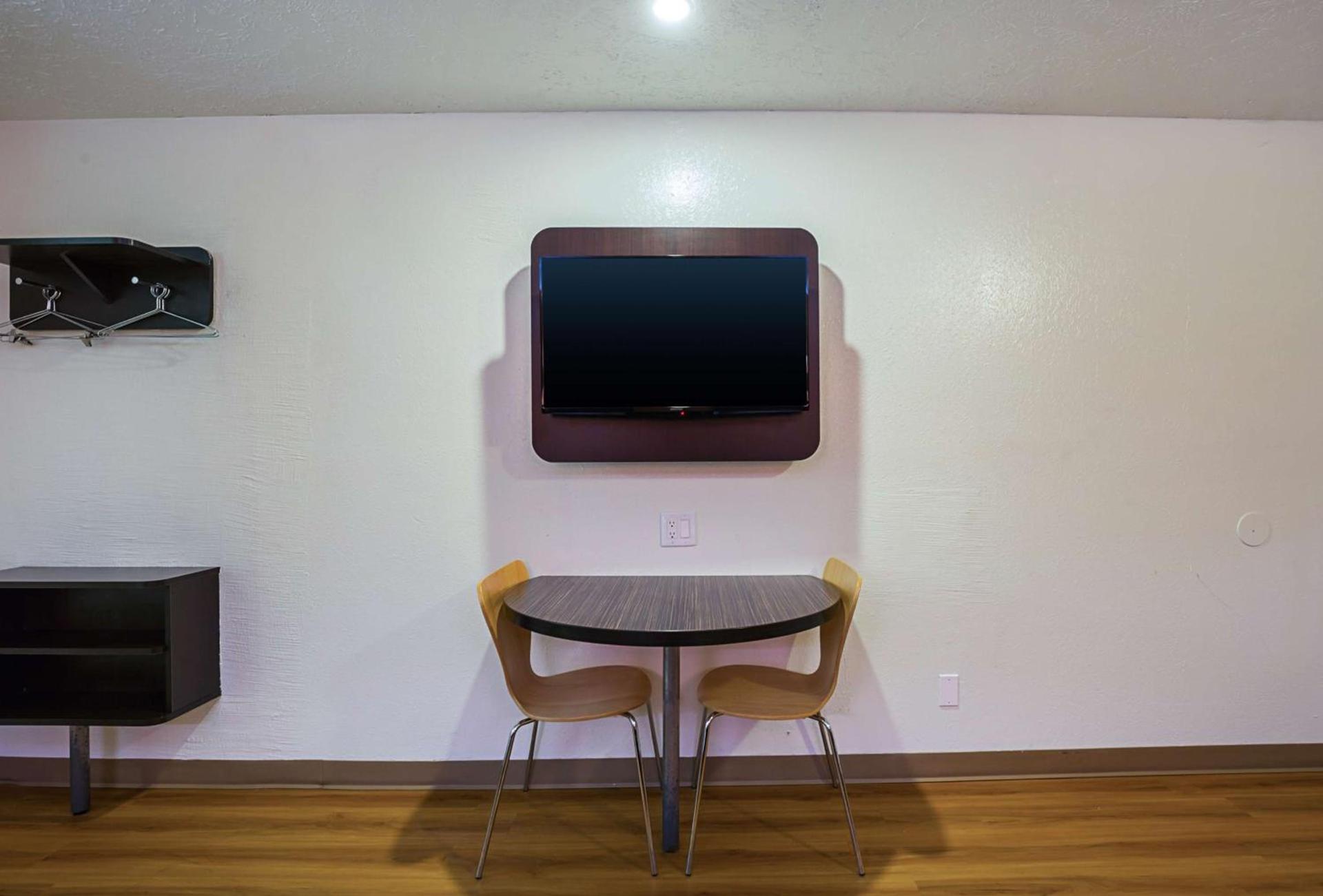 Motel 6-Madisonville, TX photo 12