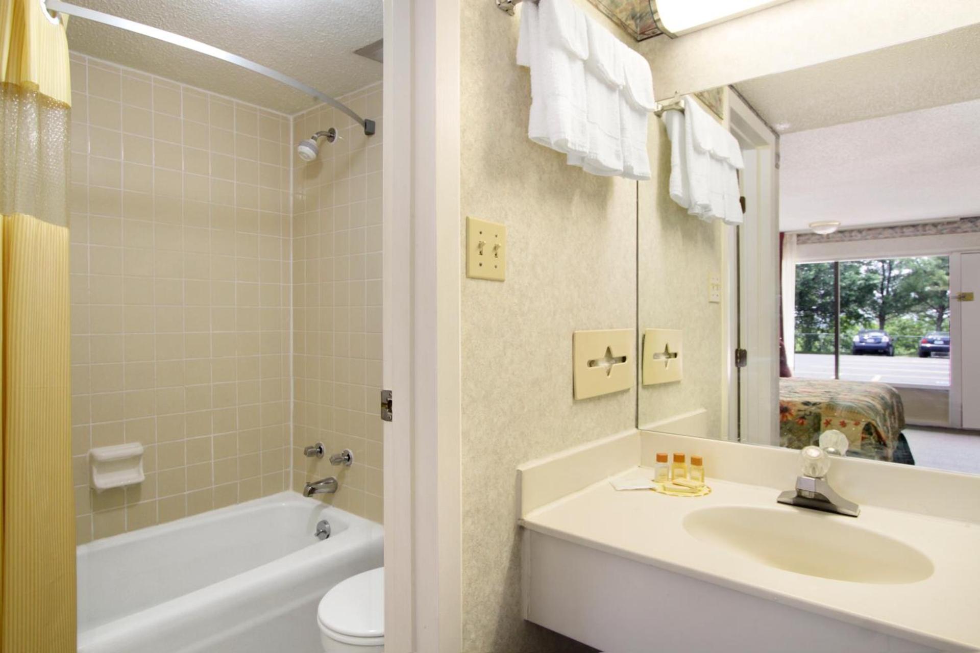 Days Inn by Wyndham Staunton photo 33