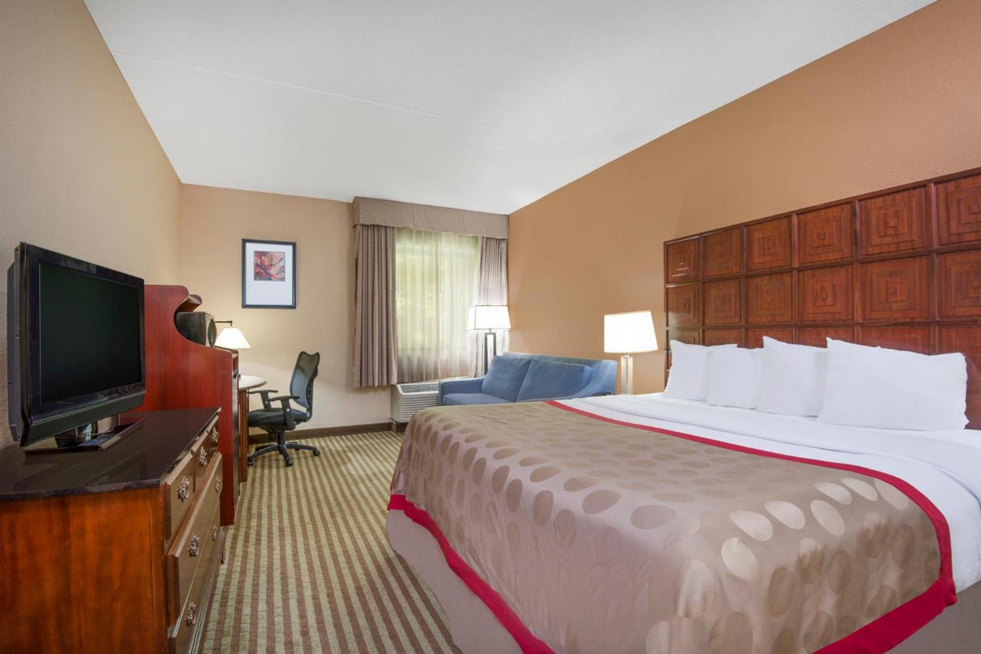 Ramada by Wyndham Columbus North photo 28