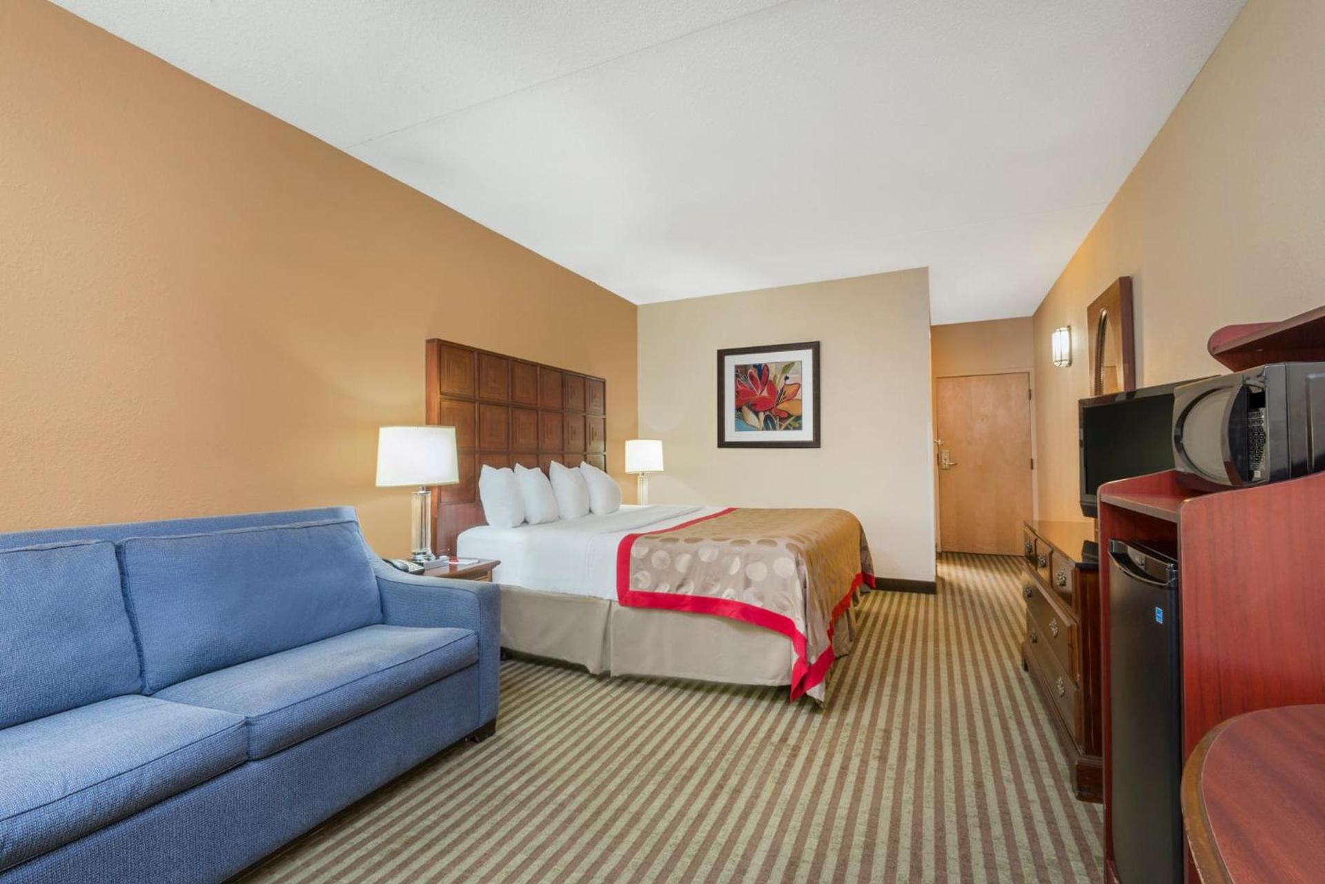 Ramada by Wyndham Columbus North photo 27