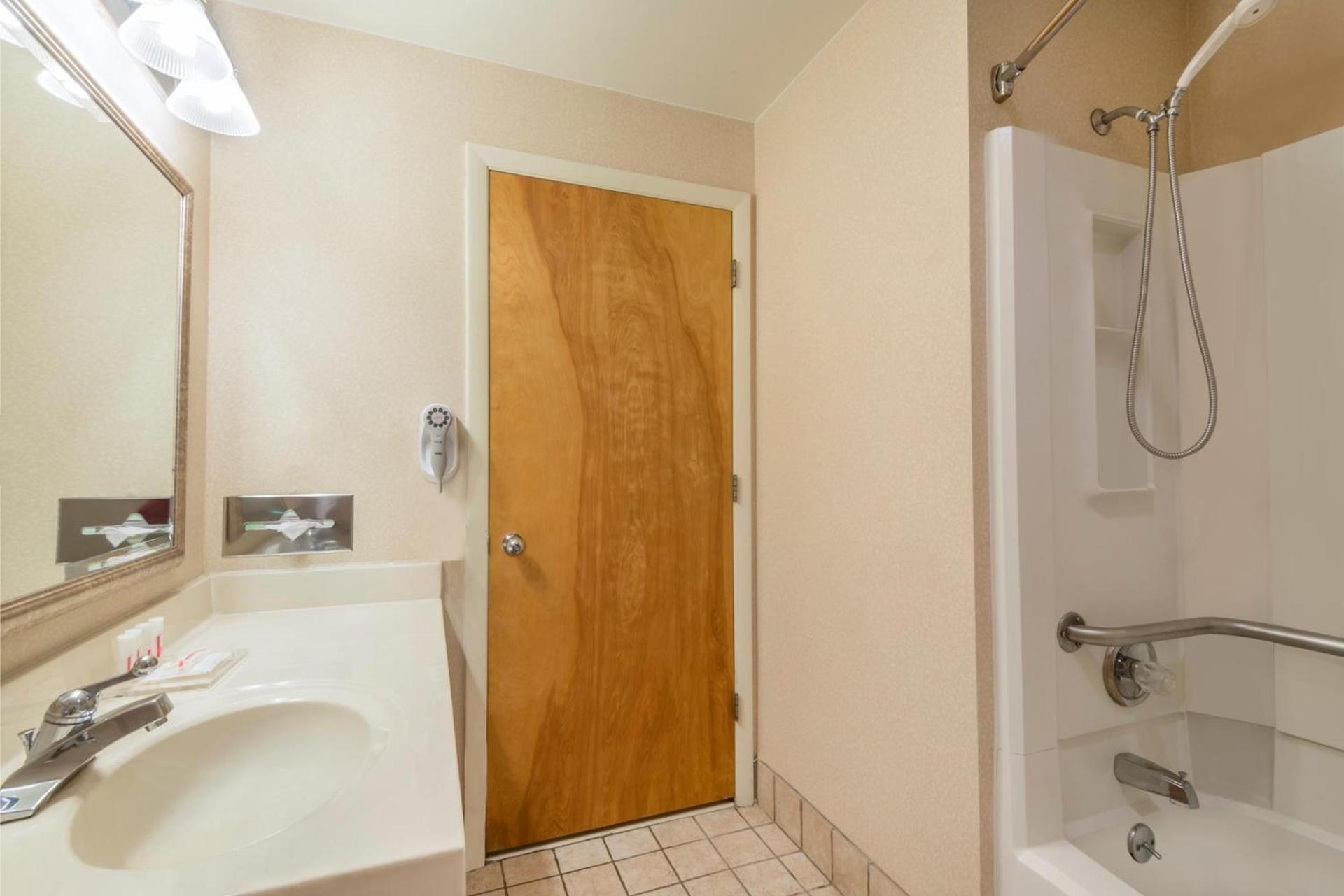 Ramada by Wyndham Columbus North photo 26