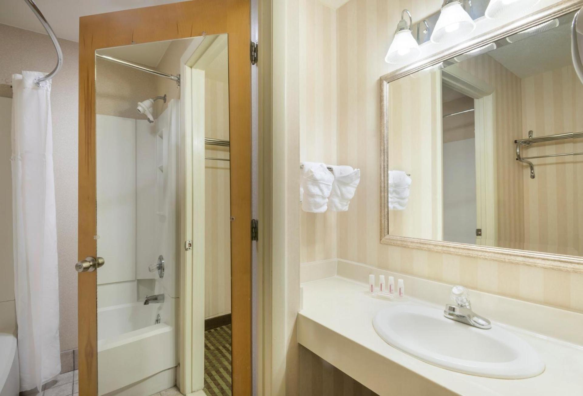 Ramada by Wyndham Columbus North photo 24