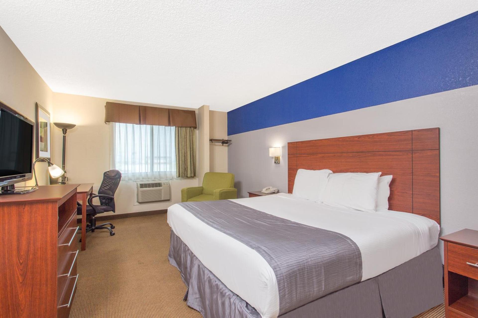Baymont by Wyndham Dubuque photo 12