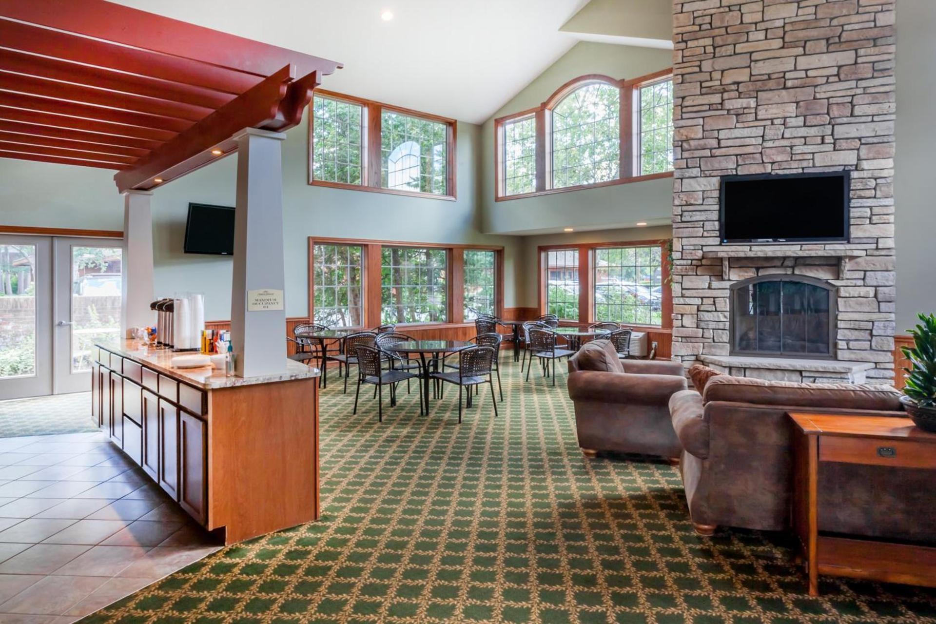 Howard Johnson by Wyndham Traverse City photo 5