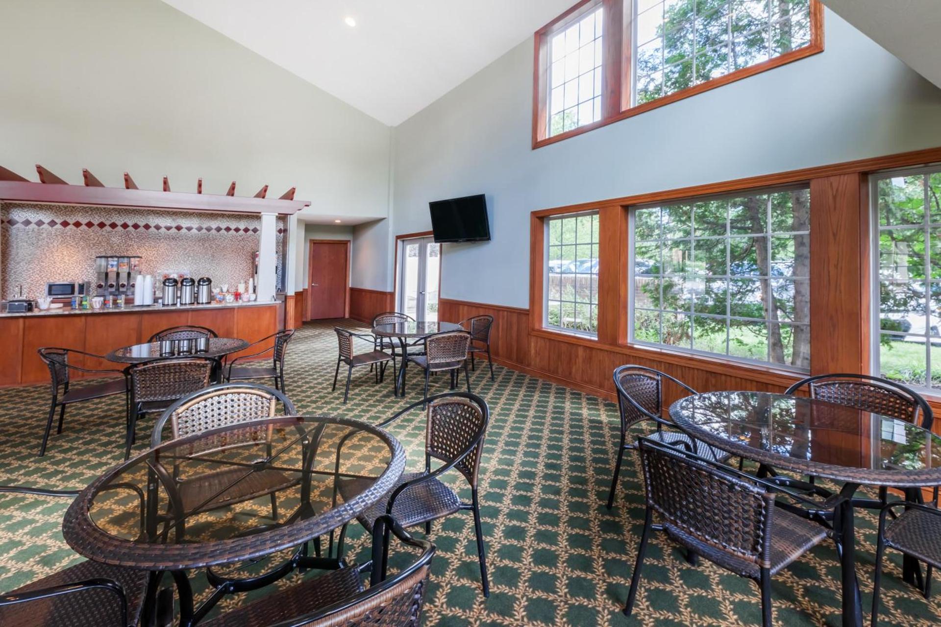 Howard Johnson by Wyndham Traverse City photo 7