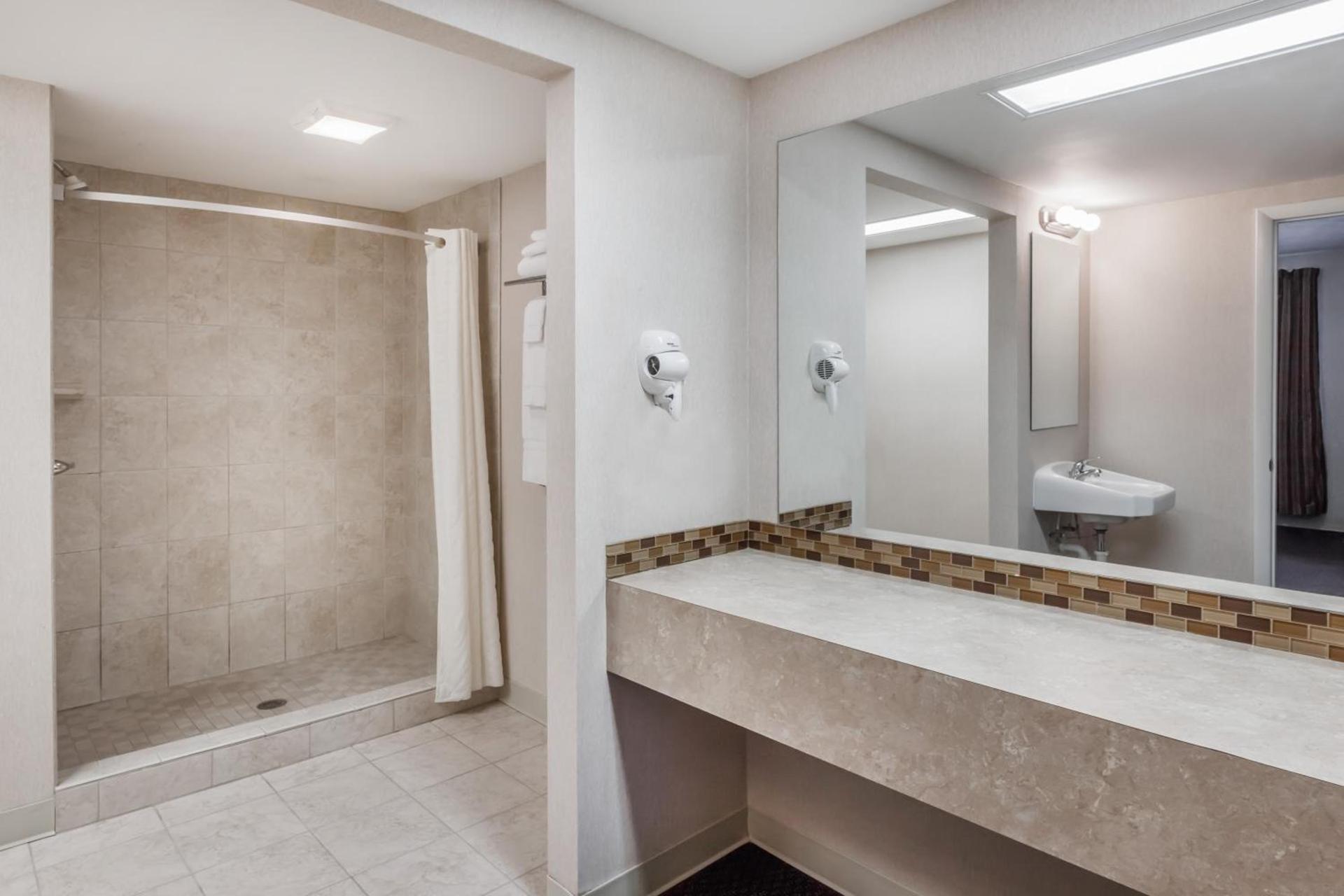 Howard Johnson by Wyndham Traverse City photo 53