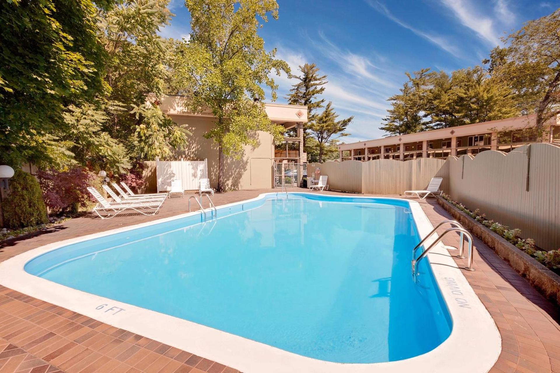 Super 8 by Wyndham Traverse City photo 3