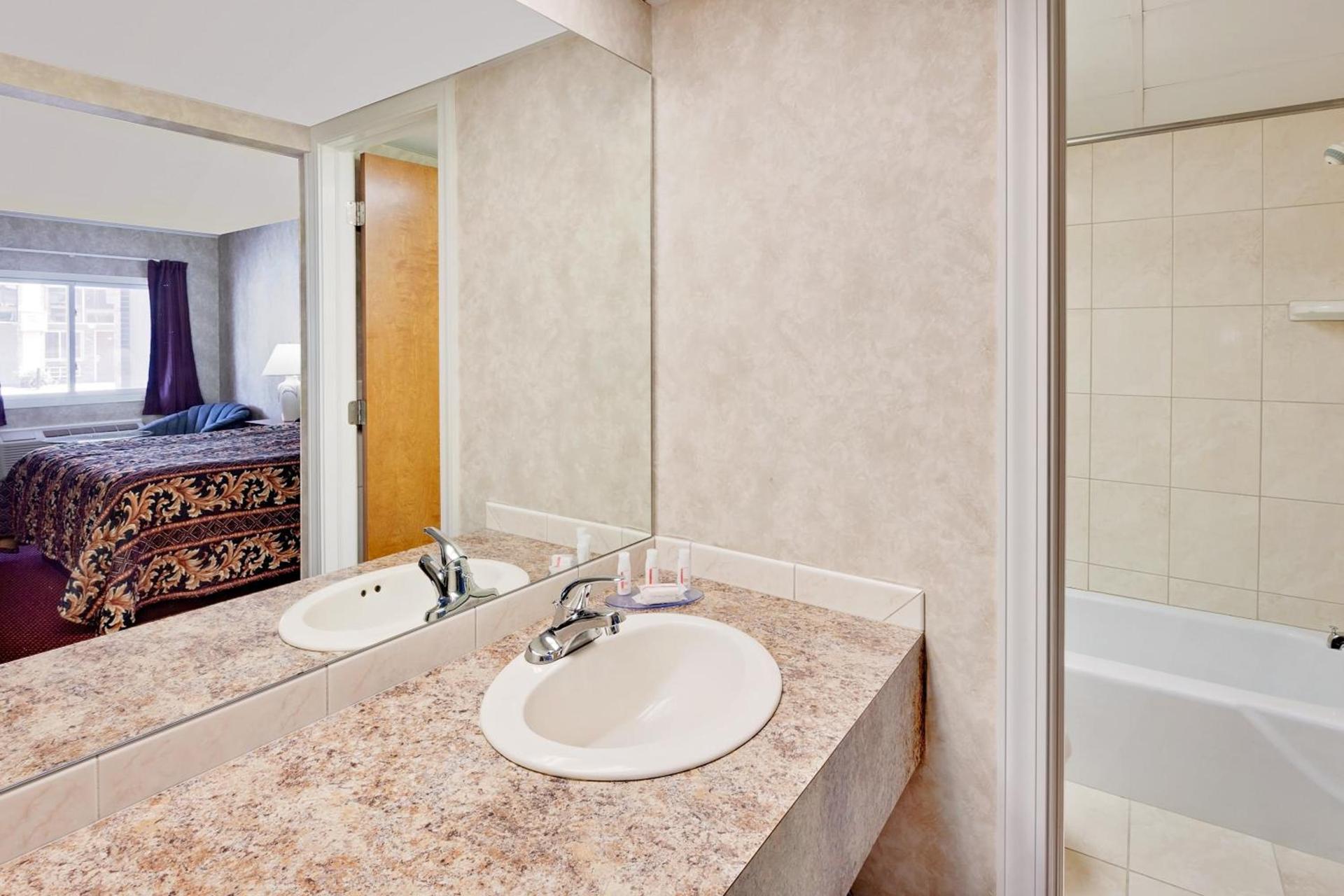 Super 8 by Wyndham Traverse City photo 15