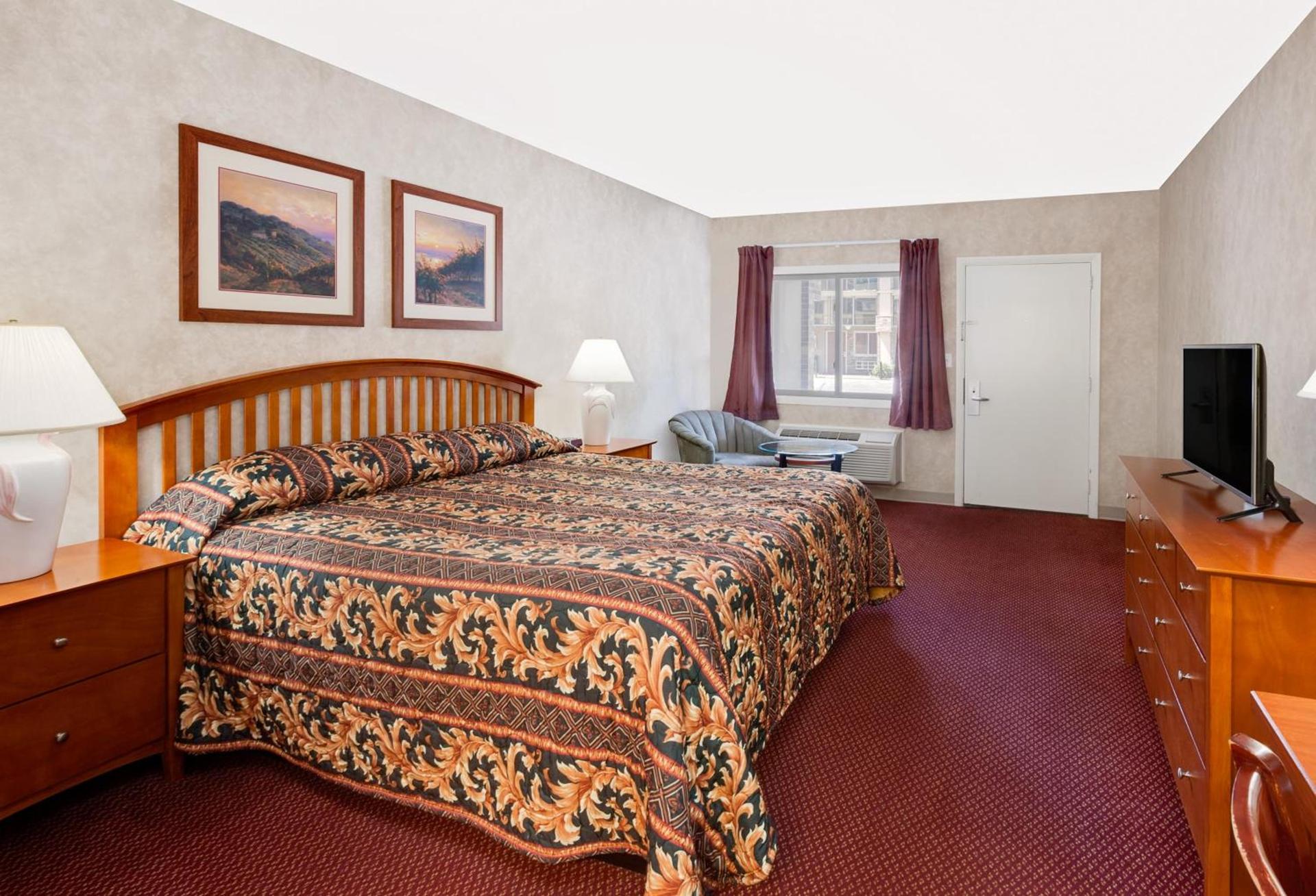 Super 8 by Wyndham Traverse City photo 12