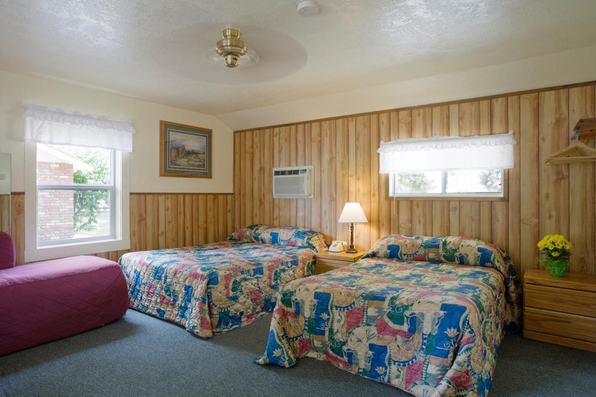 Lazy J Ranch Motel photo 16