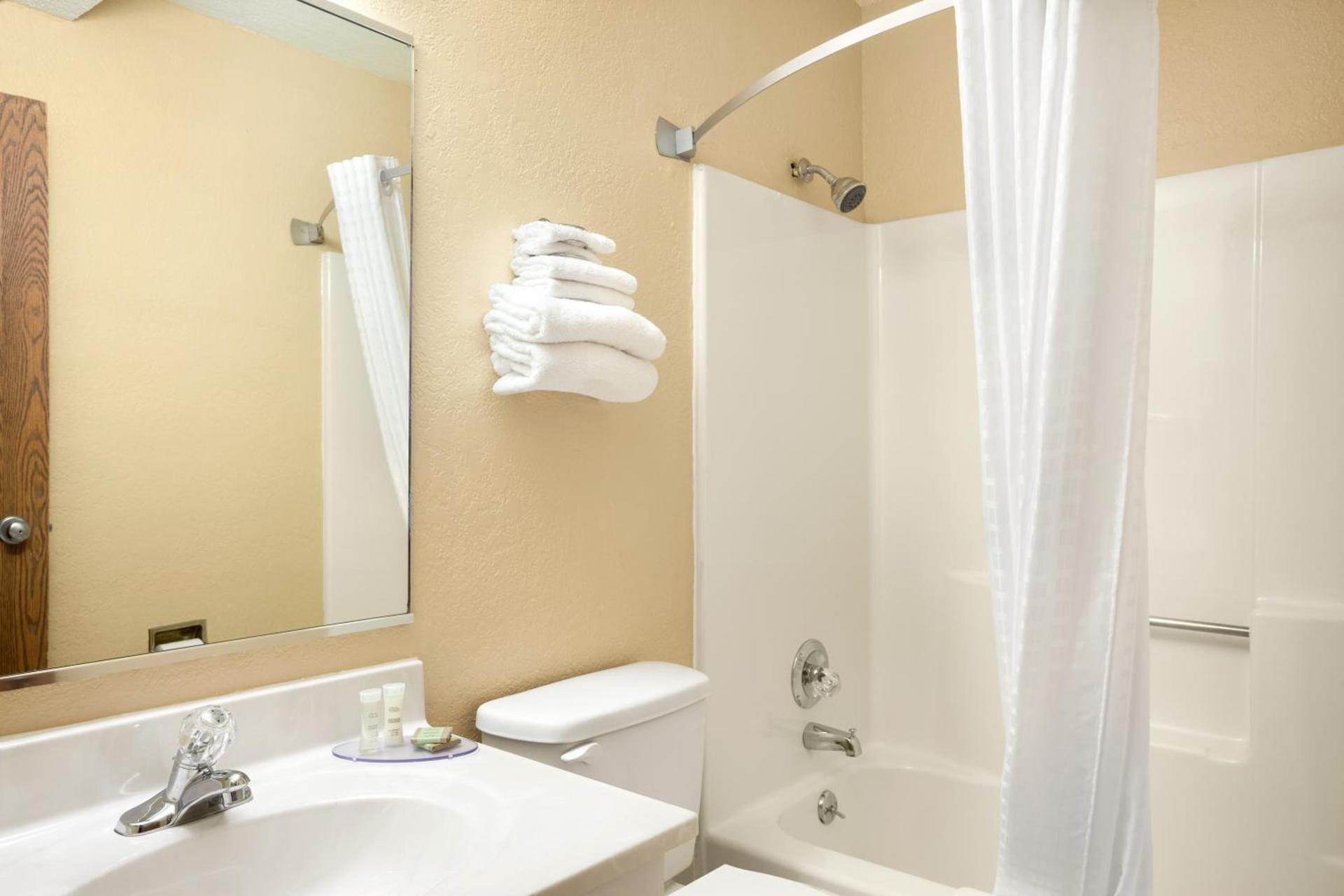 Super 8 by Wyndham Fairview Heights-St. Louis photo 11