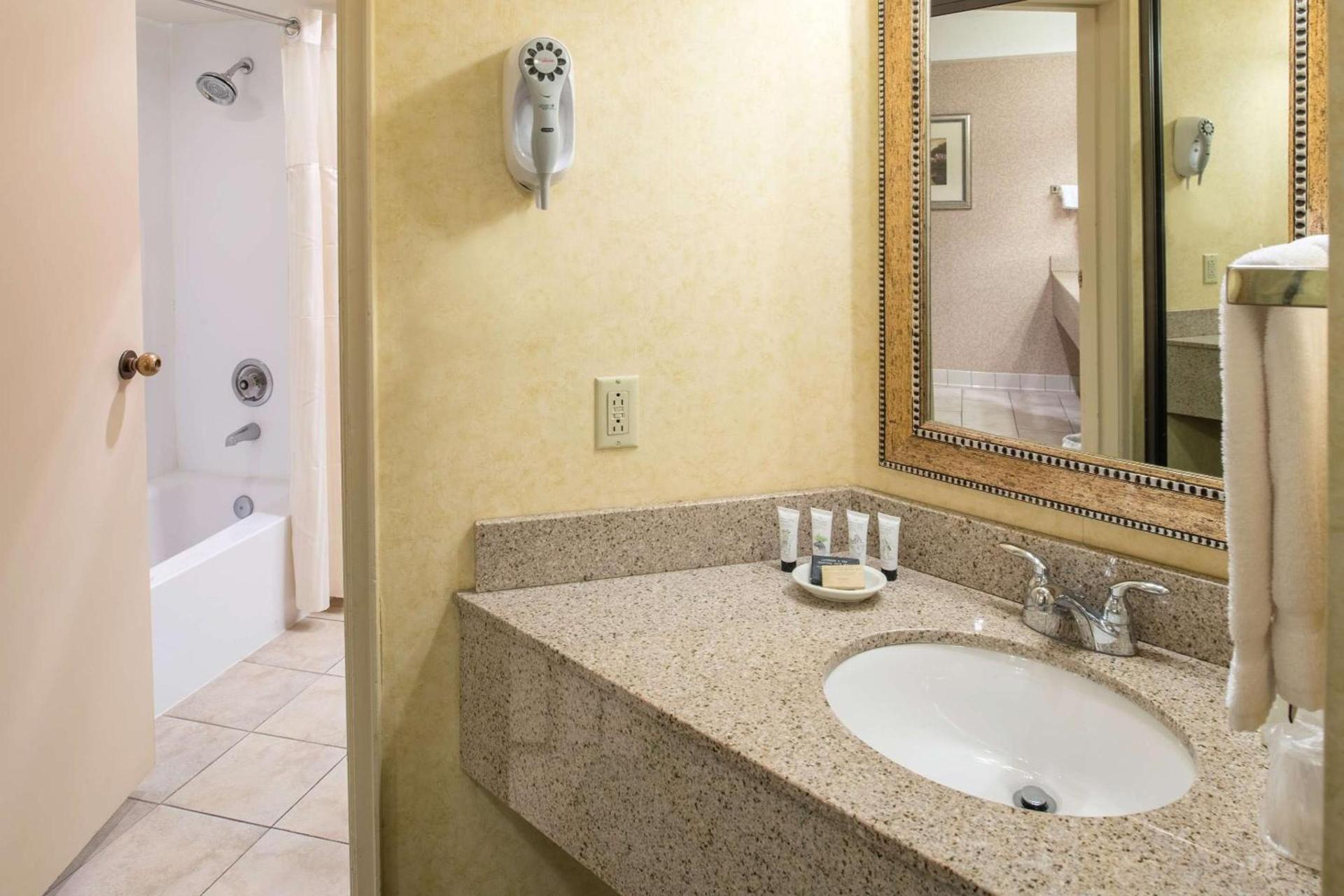 Red Lion Hotel Pasco Airport & Conference Center photo 26