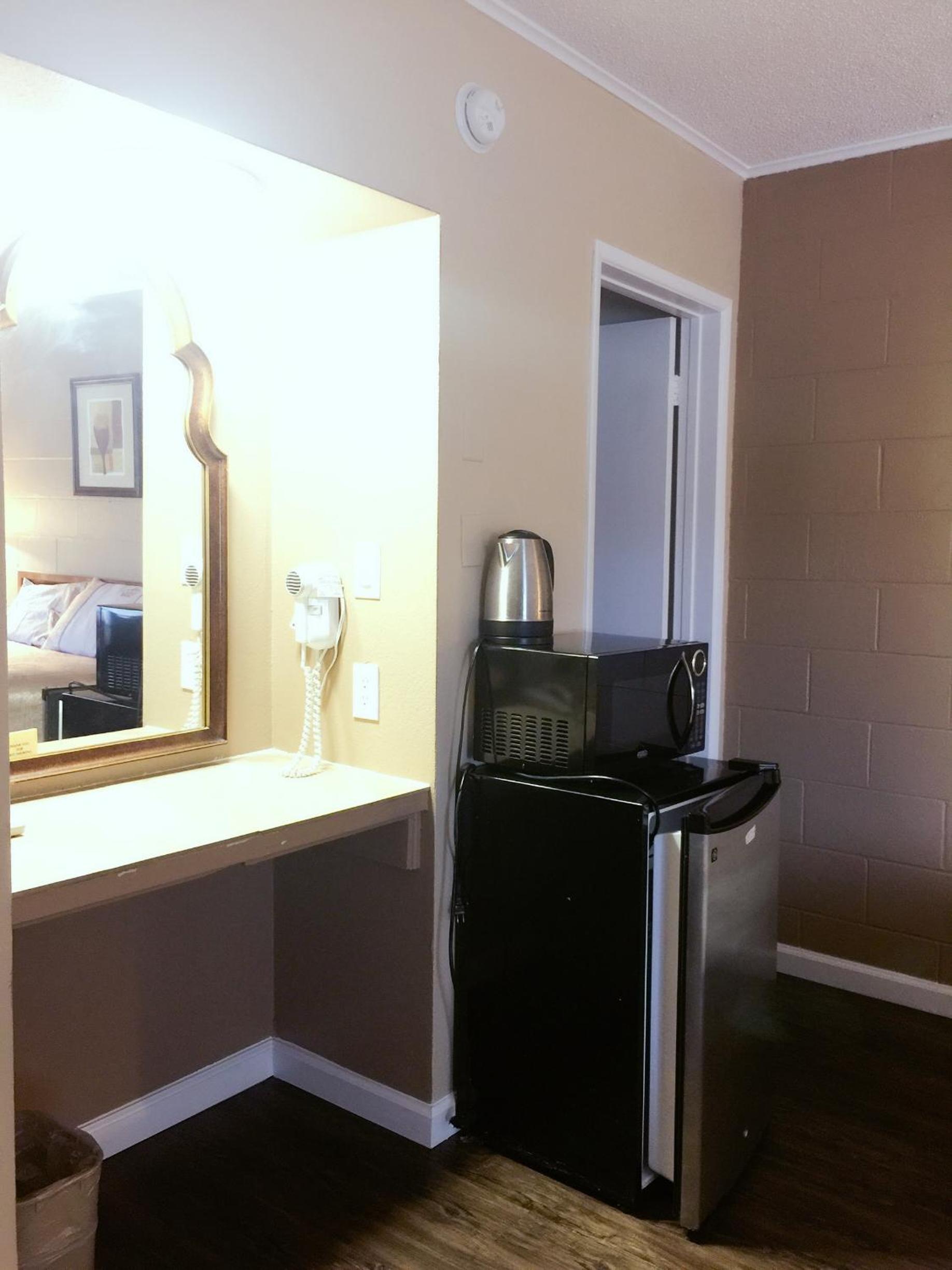 Royal Inn and Suites photo 2