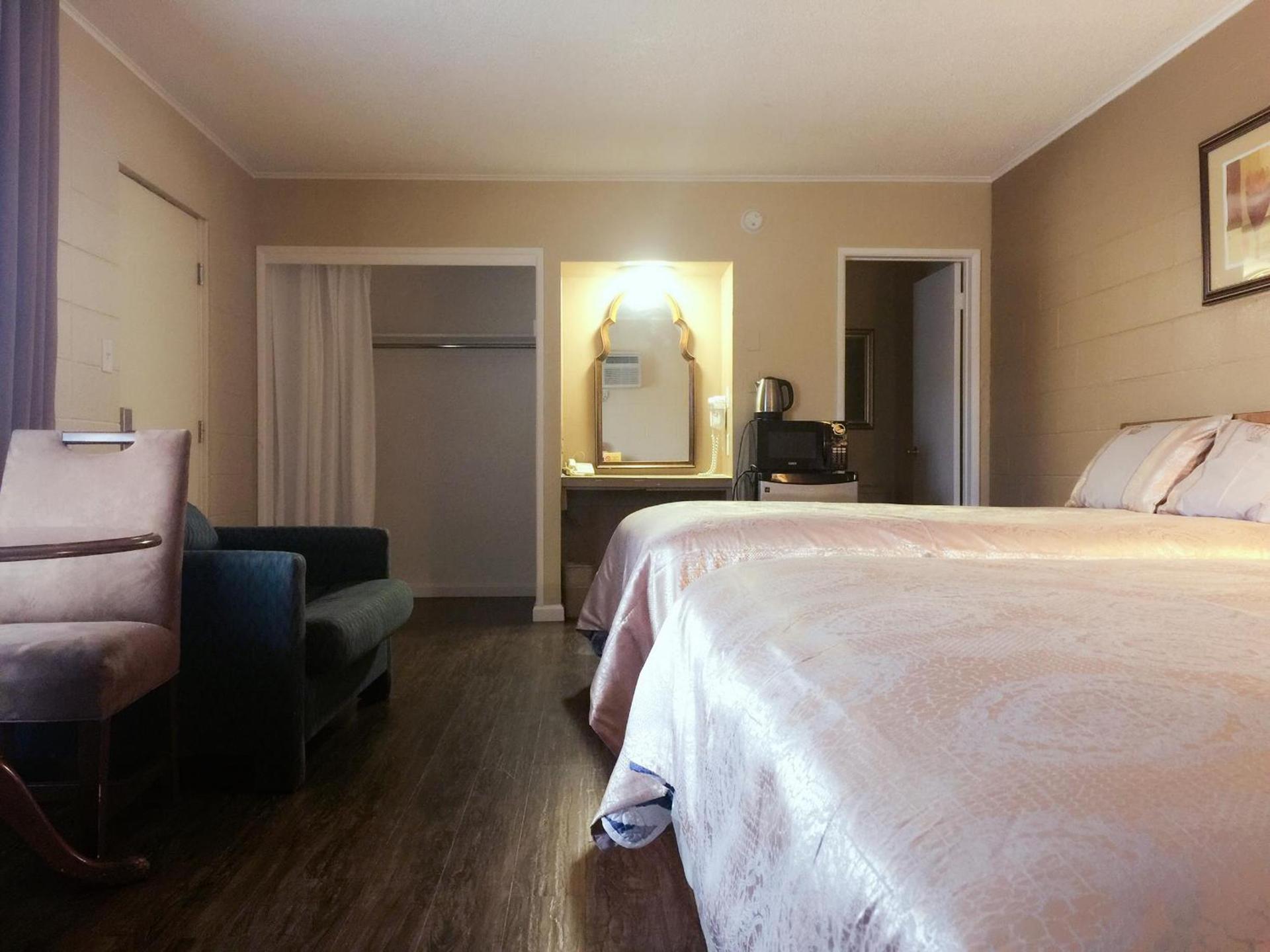 Royal Inn and Suites photo 18