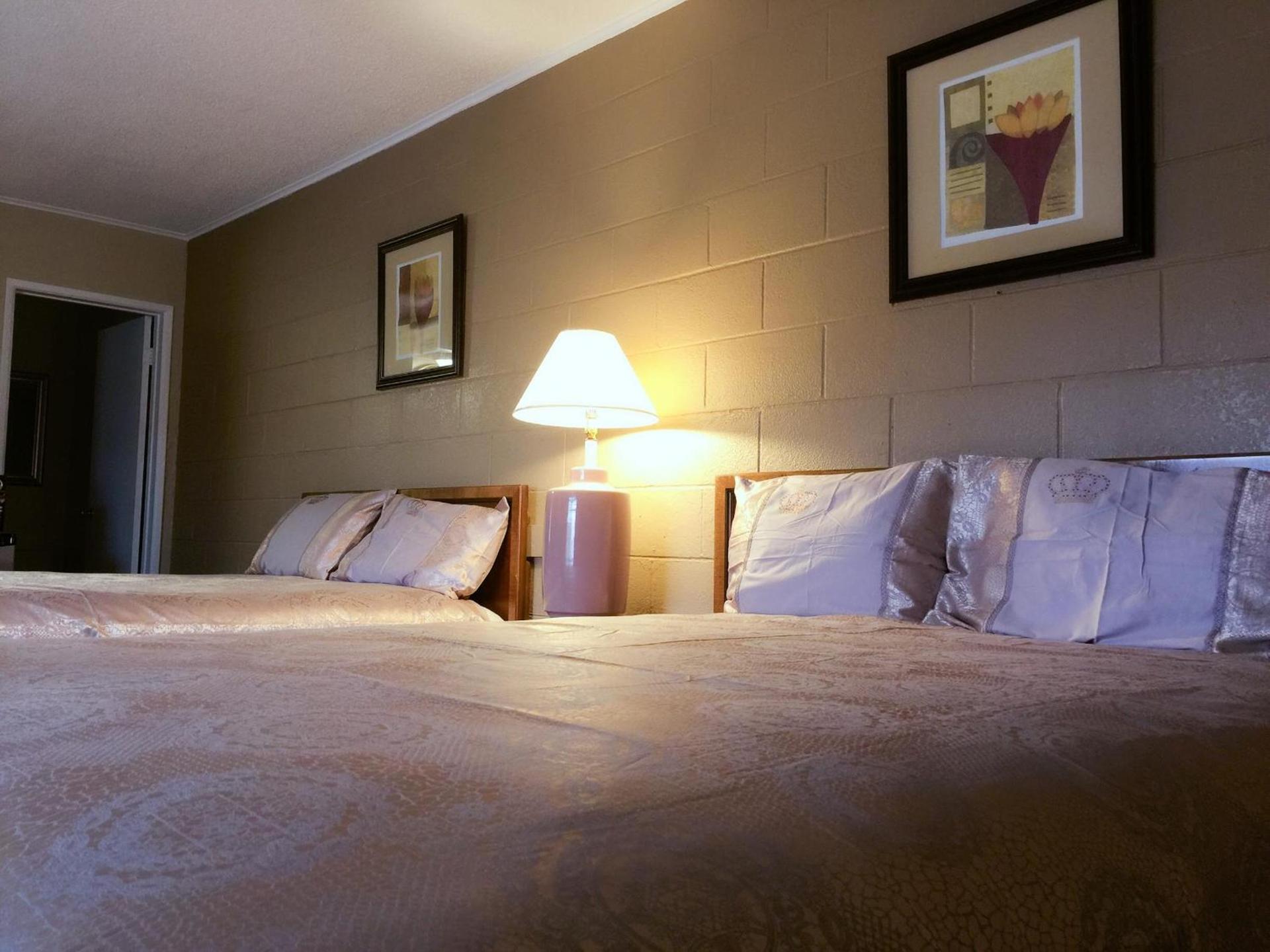 Royal Inn and Suites photo 16