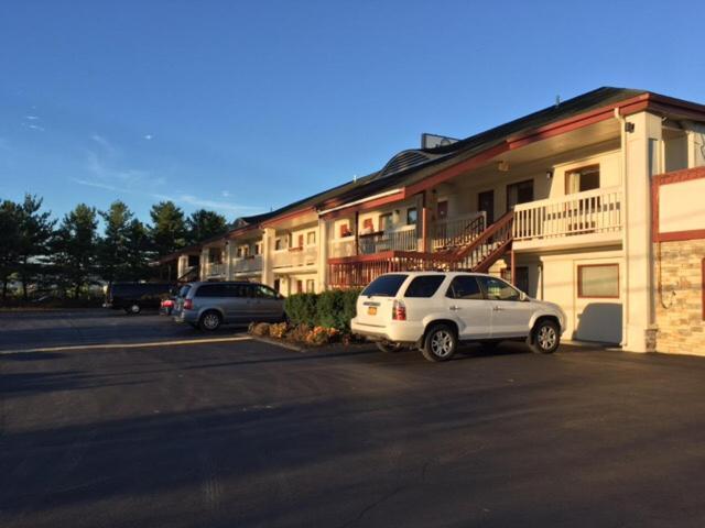 Days Inn by Wyndham Queensbury/Lake George photo 46
